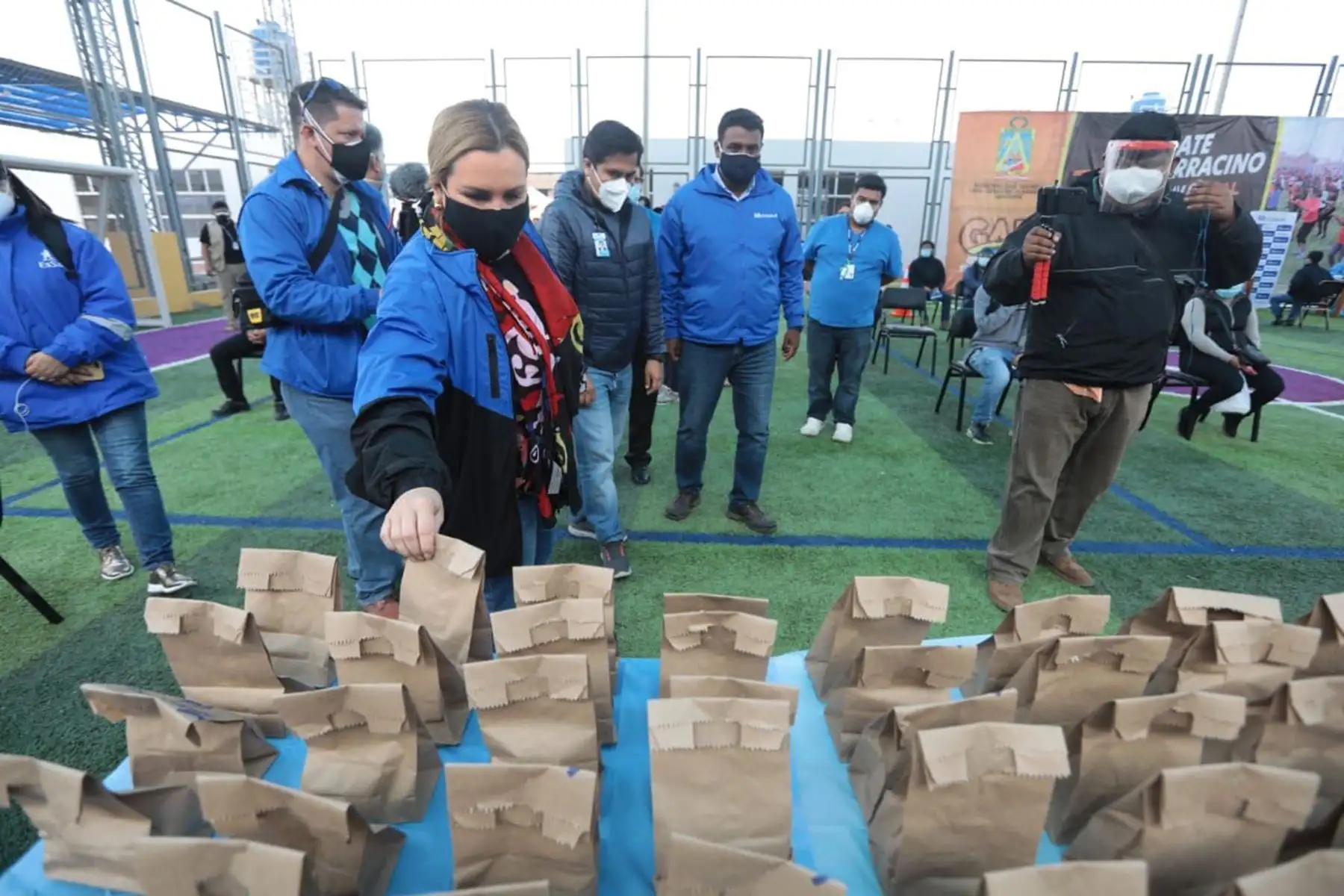 Presidenta ejecutiva de Essalud, Fiorella Molinelli llega a la región de Tacna para entregar   10 mil pruebas rápidas y 10 mil Kits covid, 5 toneladas de equipos de protección y 60 balones de oxígeno que servirá para la lucha contra el covid-19.
Foto: Essalud