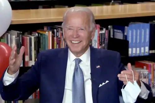 Esta captura de video de la transmisión en línea de la Convención Nacional Demócrata, que se lleva a cabo virtualmente en medio de la pandemia del nuevo coronavirus, muestra al candidato presidencial demócrata de EE. UU., y ex vicepresidente Joe Biden reaccionando después de ser nominado formalmente como candidato presidencial demócrata durante el segundo día de la convención. Foto: AFP