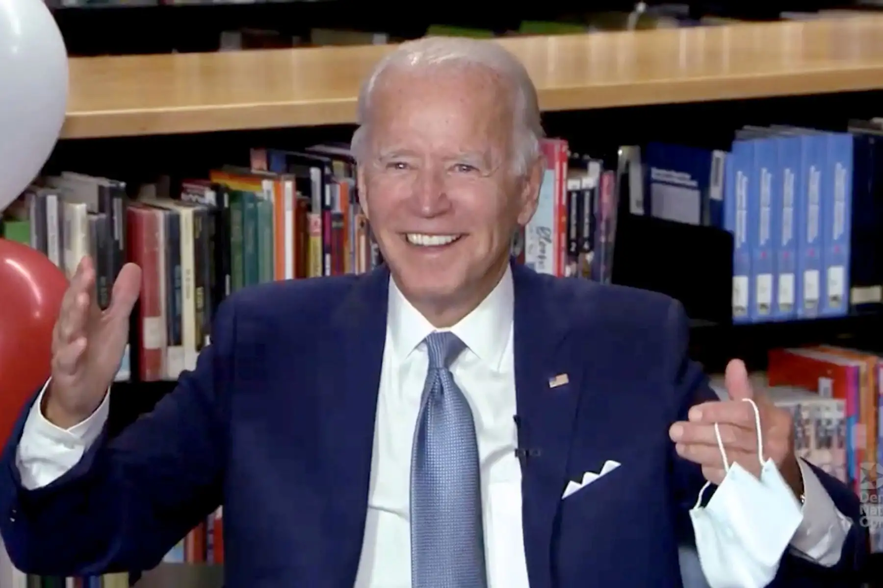 Esta captura de video de la transmisión en línea de la Convención Nacional Demócrata, que se lleva a cabo virtualmente en medio de la pandemia del nuevo coronavirus, muestra al candidato presidencial demócrata de EE. UU., y ex vicepresidente Joe Biden reaccionando después de ser nominado formalmente como candidato presidencial demócrata durante el segundo día de la convención. Foto: AFP