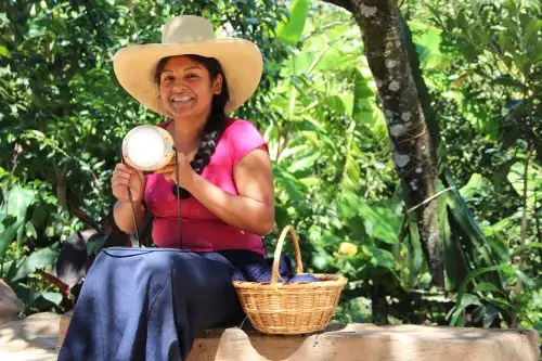 Proyecto Comunidades Iluminadas distribuye lámparas que funcionan con energía solar permite recargar celulares y reproducir radio