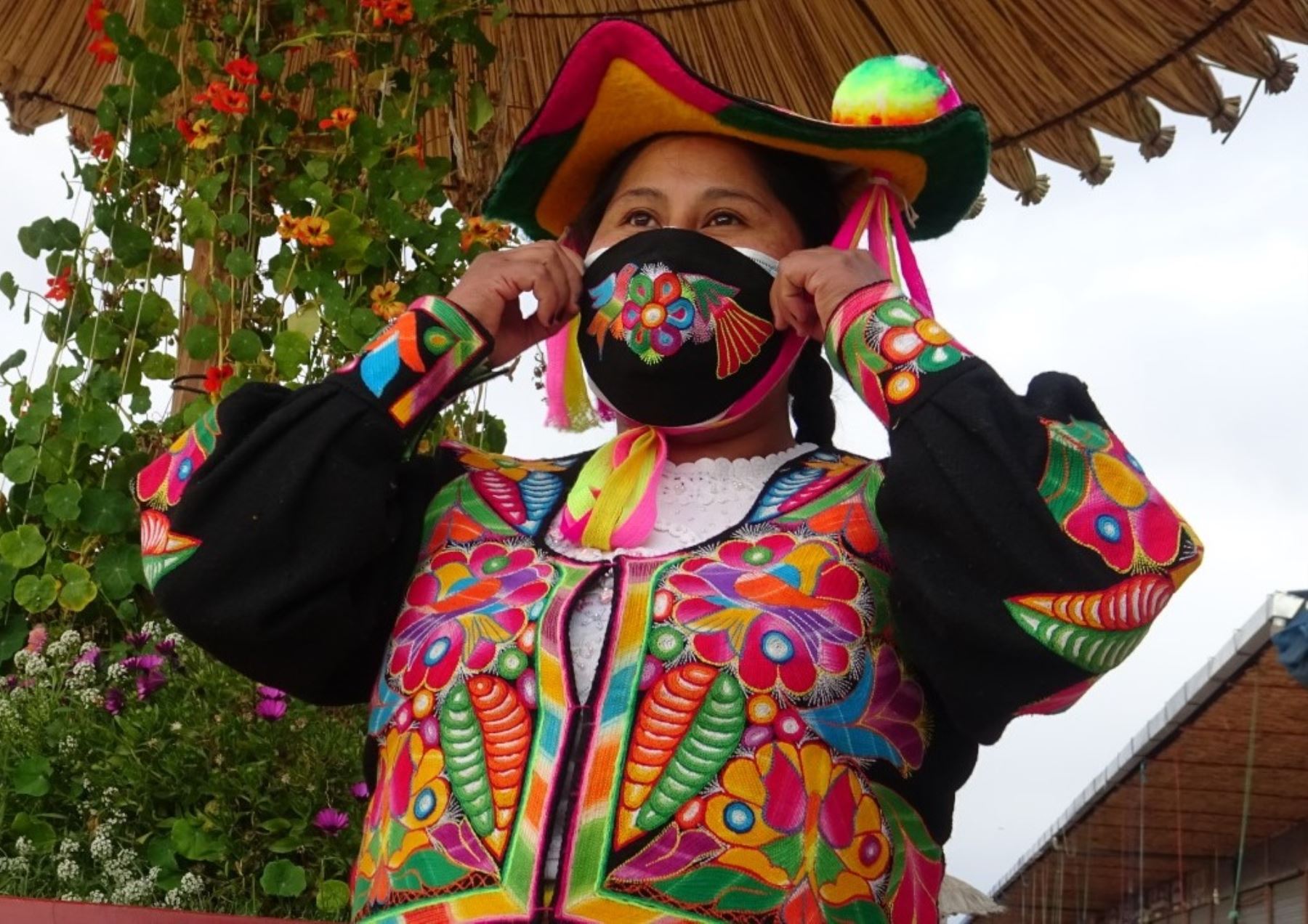 Artesanas emprendedoras de Puno innovan con mascarillas inspiradas en motivos andinos para superar impacto económico causado por la pandemia de coronavirus (covid-19). Foto: Juan Humberto Ccopa