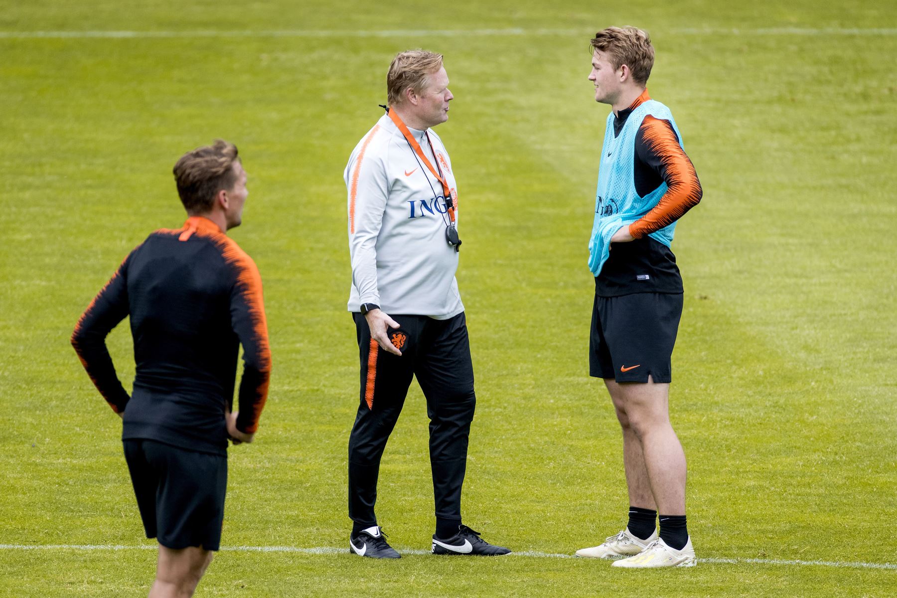 El entrenador de la selección holandesa de fútbol, ​​Ronald Koeman, habla con Matthijs de Ligt durante una sesión de entrenamiento en Zeist, el 26 de mayo de 2019, como parte de la preparación para las próximas finales de la Liga de Naciones de la UEFA. Foto: AFP