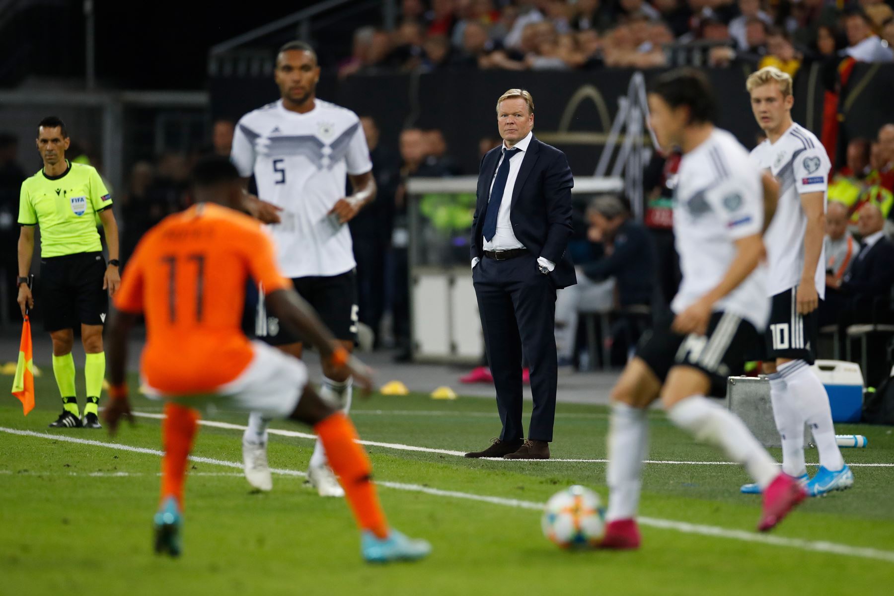 El entrenador de Holanda, Ronald Koeman, sigue la acción de su equipo desde el banquillo durante el partido de fútbol entre Holanda y Alemania por el Grupo C de la UEFA Euro 2020. Foto: AFP