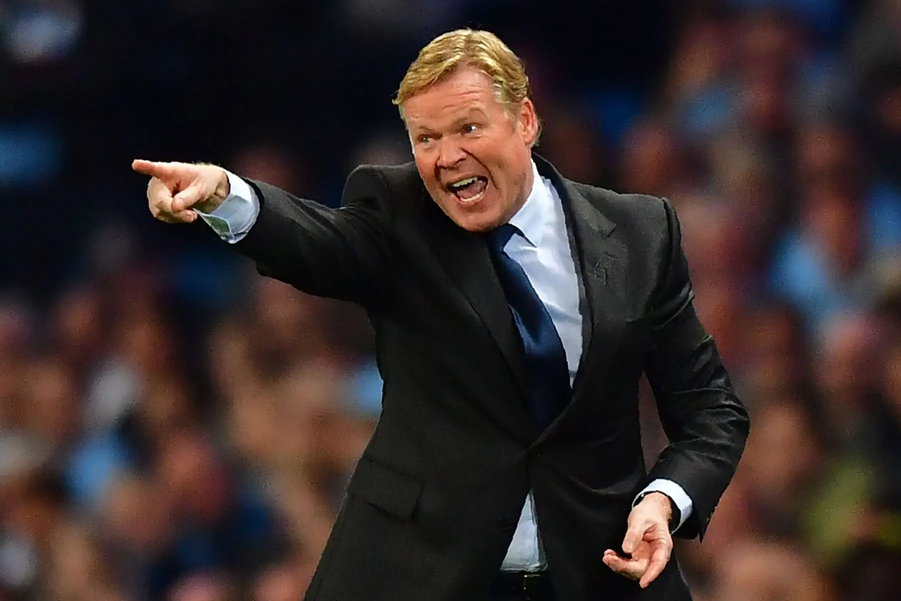 El entrenador holandés del Everton, Ronald Koeman, hace gestos durante el partido de fútbol de la Premier League inglesa entre el Manchester City y el Everton en el Etihad Stadium, el 21 de agosto de 2017. Foto: AFP