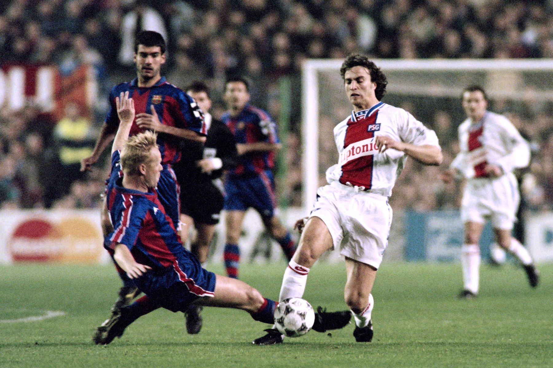 El jugador del FC Barcelona, Ronald Koeman, intenta quitarle el balón al jugador del PSG, David Ginola, durante los cuartos de final de la Liga de Campeones, ​​el 1 de marzo de 1995. Foto: AFP
