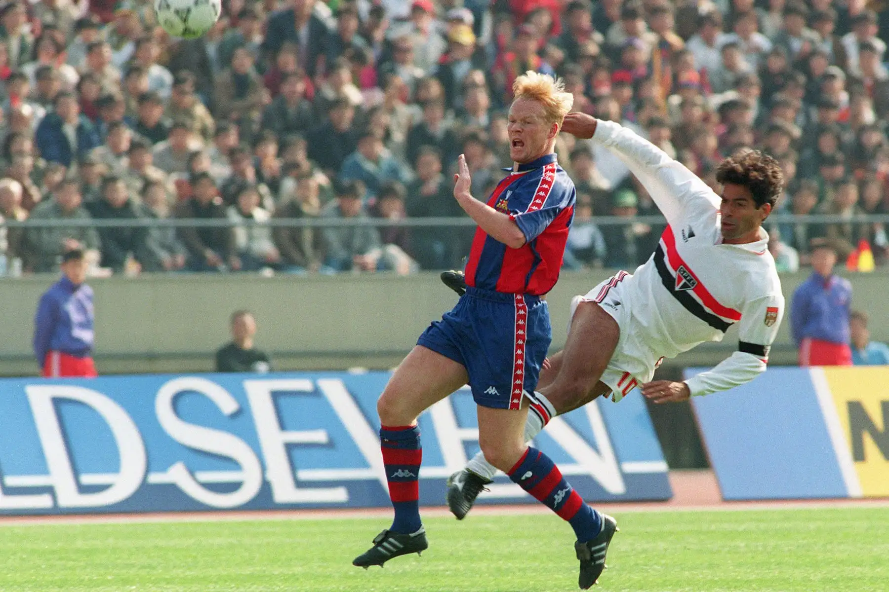 El jugador del Barcelona, Ronald Koeman, intenta avanzar hacia la porteríaia del Sao Paulo durante el partido de clasificatorias por la Copa Toyota de Europa - Sudamerica, el 13 de diciembre de 1992. Foto: AFP