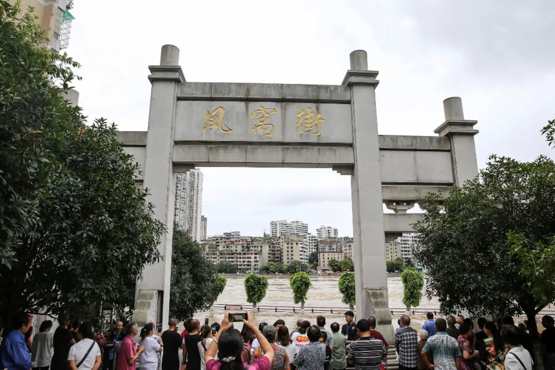 La gente observa el crecido río Tuojiang luego de las fuertes lluvias en Neijiang, en la provincia de Sichuan, suroeste de China.

Foto: AFP