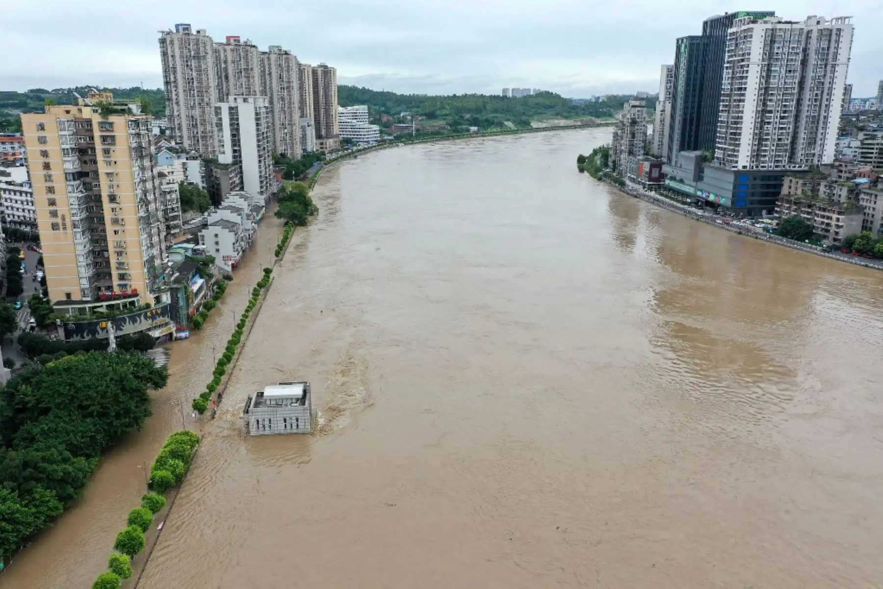 Foto aérea muestra el crecido río Tuojiang después de fuertes lluvias en Neijiang, en la provincia de Sichuan, suroeste de China. Sichuan declaró en agosto su alerta de inundaciones al segundo nivel más alto después de las fuertes lluvias continuas que dañaron las tierras agrícolas y la infraestructura de transporte, según la agencia oficial de noticias Xinhua. 

Foto: AFP