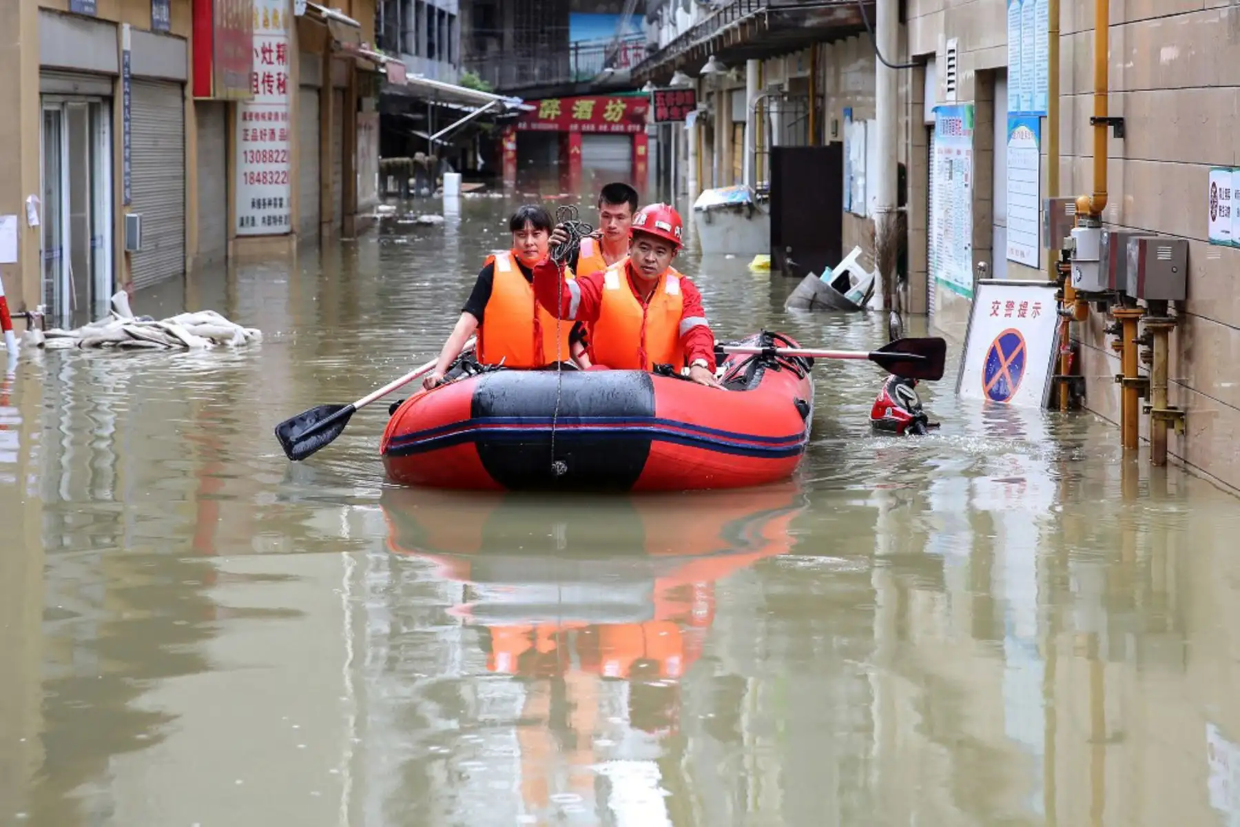 Equipos de rescate evacuan a los residentes afectados por las inundaciones luego de las fuertes lluvias en Neijiang, en la provincia de Sichuan, suroeste de China. 

Foto: AFP