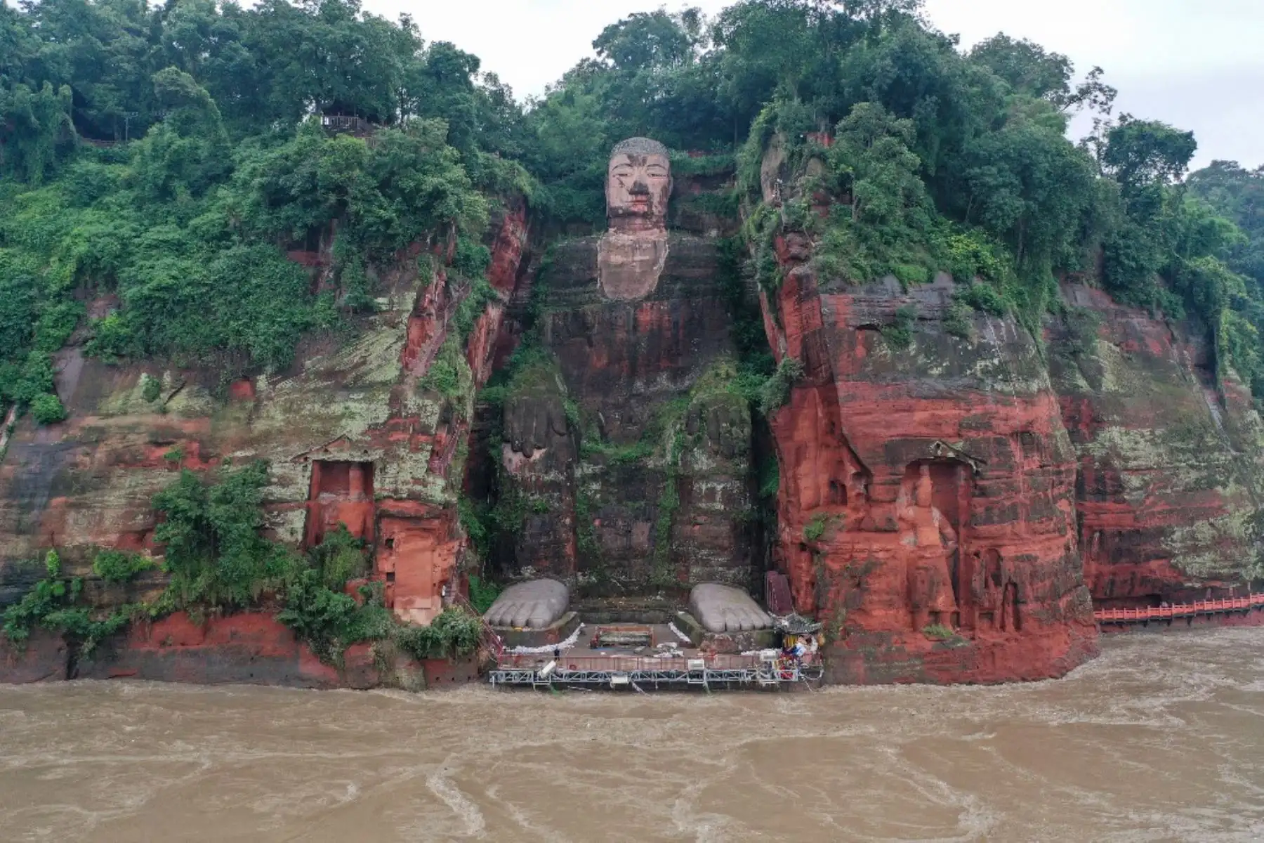 Esta foto aérea muestra al Buda Gigante de Leshan rodeado por las inundaciones luego de las fuertes lluvias en Leshan, en la provincia de Sichuan, suroeste de China. 

Foto: AFP