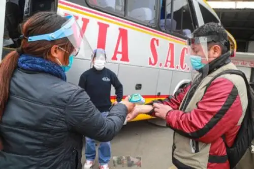 El protocolo sanitario establecido por el Ministerio de Transportes y Comunicaciones (MTC), destaca el uso obligatorio del protector facial y la mascarilla como implementos claves para reducir el riesgo de contagio del covid-19. Foto: MTC
