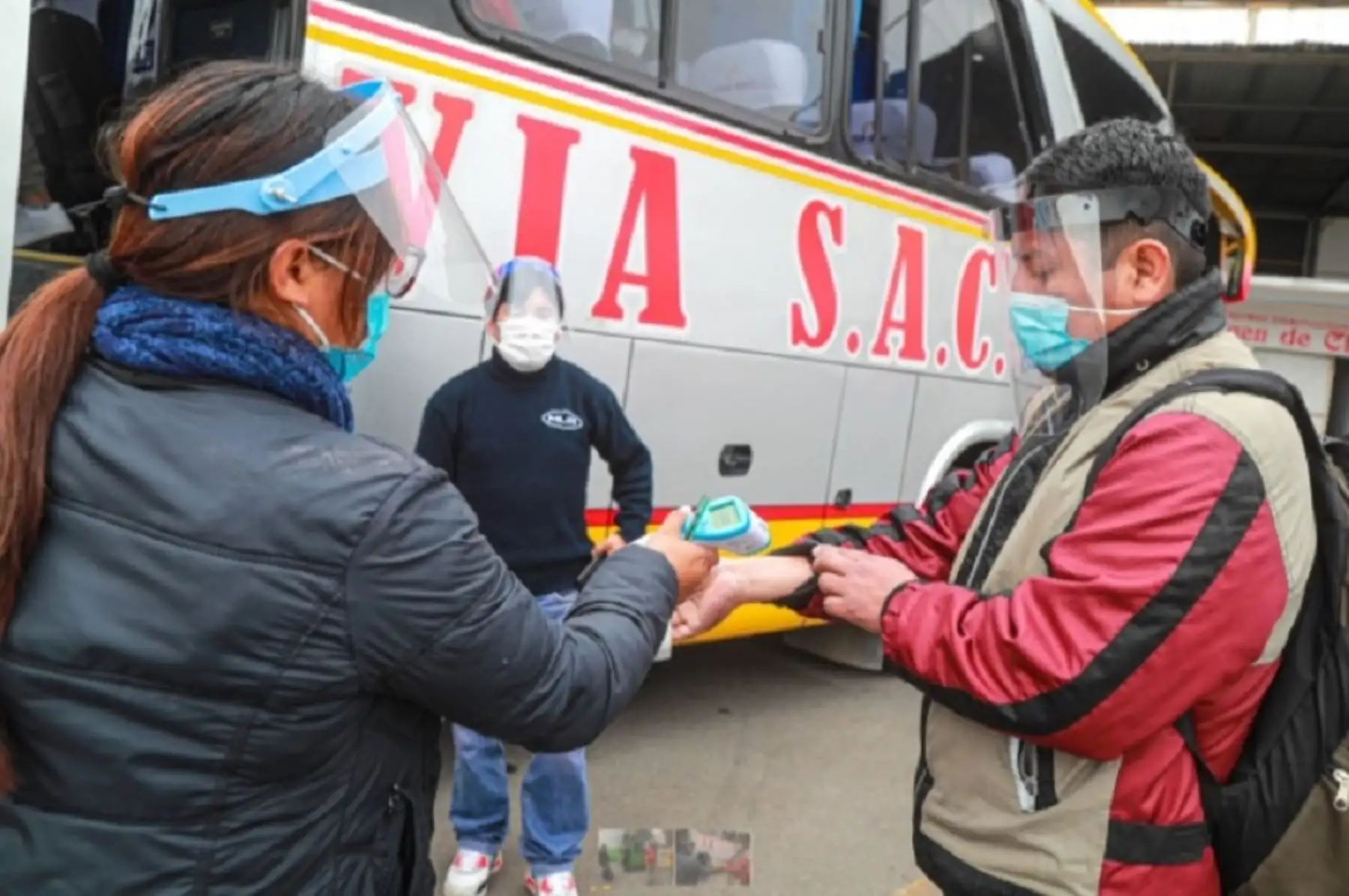 El protocolo sanitario establecido por el Ministerio de Transportes y Comunicaciones (MTC), destaca el uso obligatorio del protector facial y la mascarilla como implementos claves para reducir el riesgo de contagio del covid-19. Foto: MTC