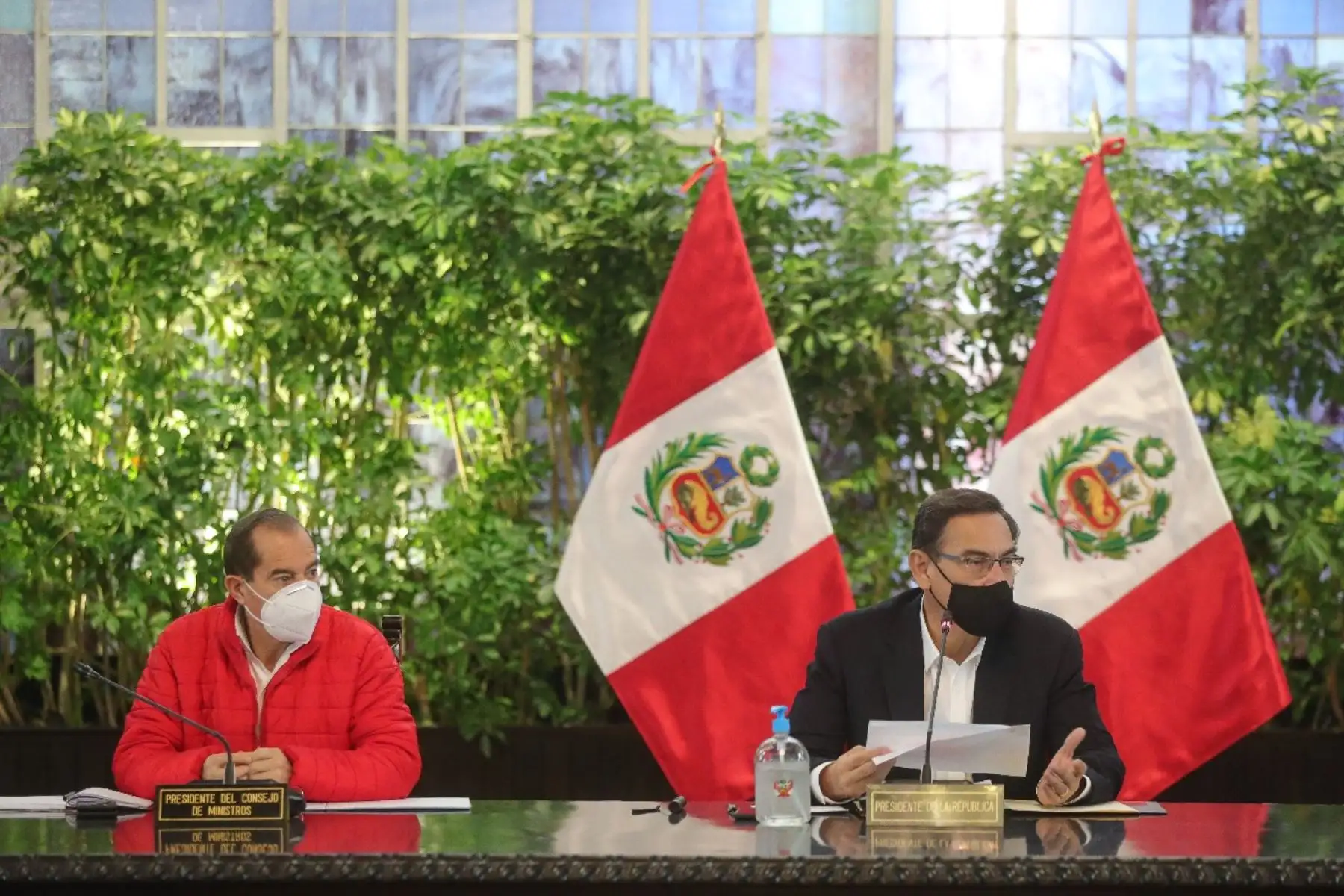 Presidente Martín Vizcarra junto al titular de la PCM, Walter Martos, encabeza sesión del Consejo de Ministros en Palacio de Gobierno, donde articulan acciones para afrontar la pandemia y la reactivación económica. Foto: ANDINA/PCM