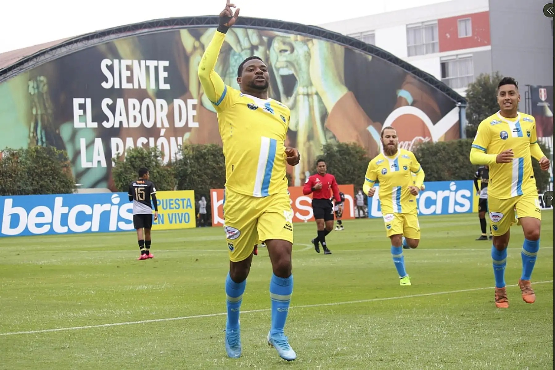El futbolista  Carlos Preciado del Carlos Stein celebra con sus compañeros su  gol ante el Cuzco FC durante el partido por la fecha 7 de la liga 1 del Torneo Apertura 2020 , en La Videna FPF. Foto: @LigaFutProfdel.