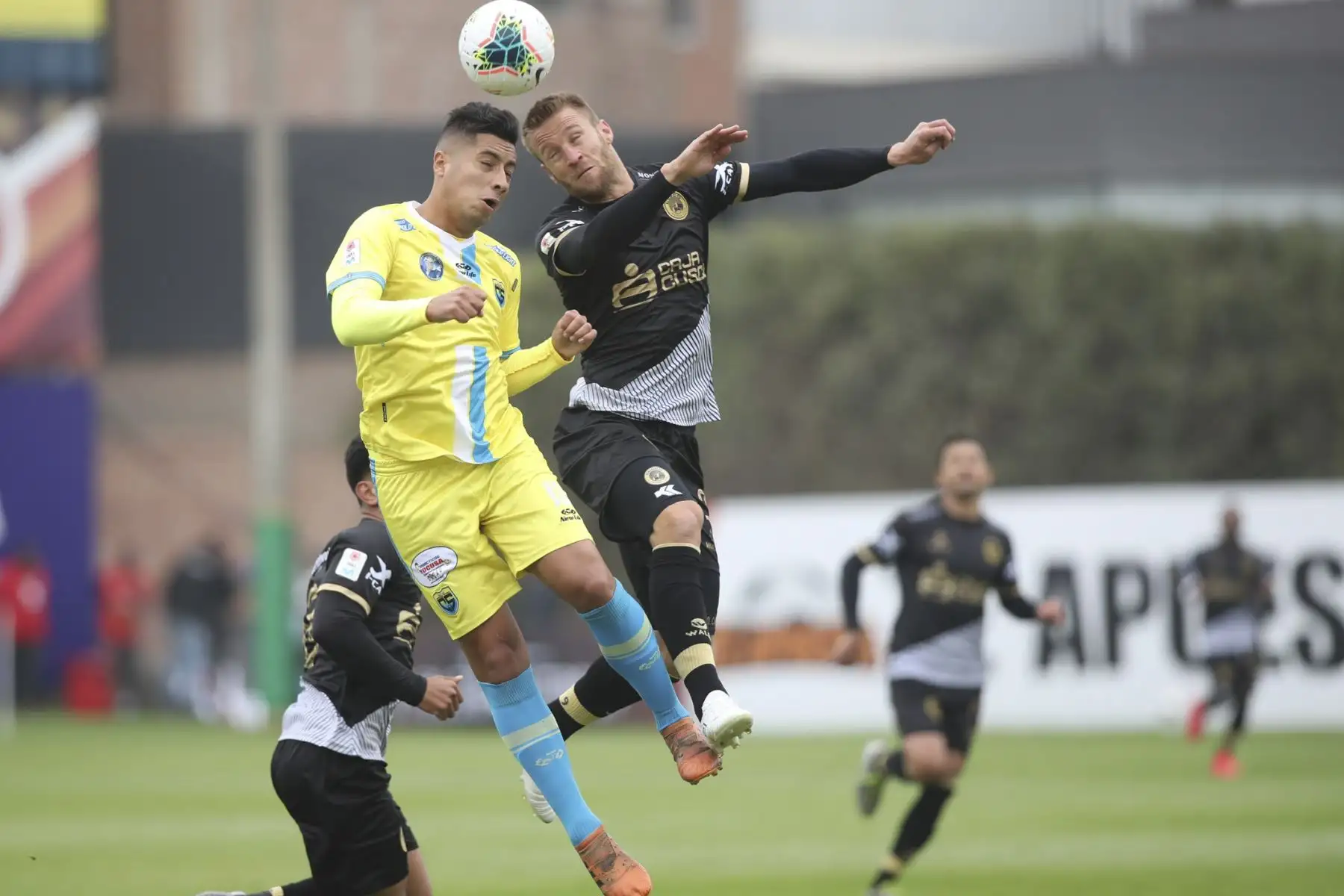 Danilo Carando disputa el balón con un defensa del Carlos Stein, en  el partido de la fecha 7 de la Liga 1 Movistar, en la Videna FPF. Foto:ANDINA/: @LigaFutProfdel.