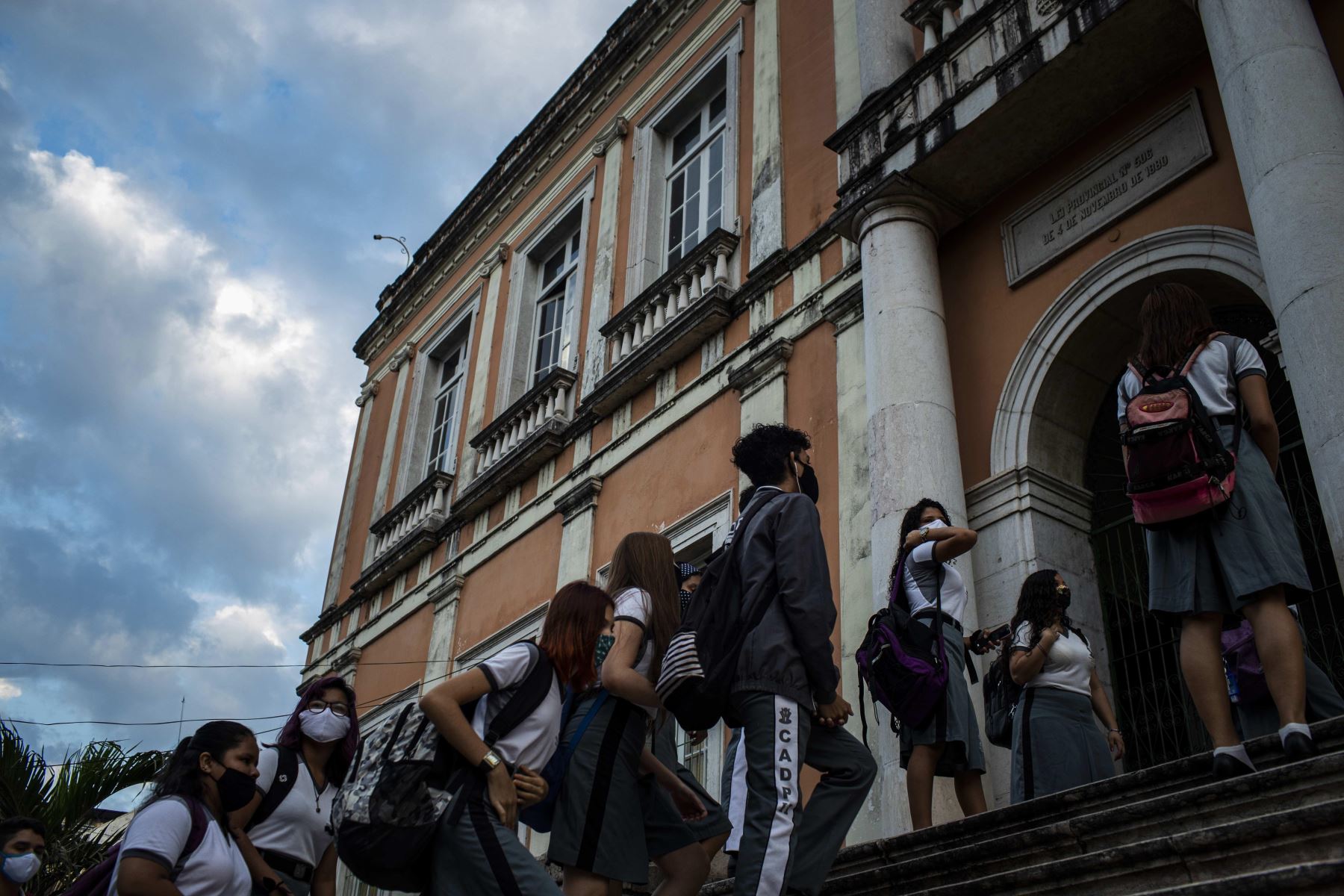 Estudiantes aguardan el inicio de clases en el Colegio Amazonense Dom Pedro II, en el centro de Manaos, Amazonas (Brasil). Foto: EFE