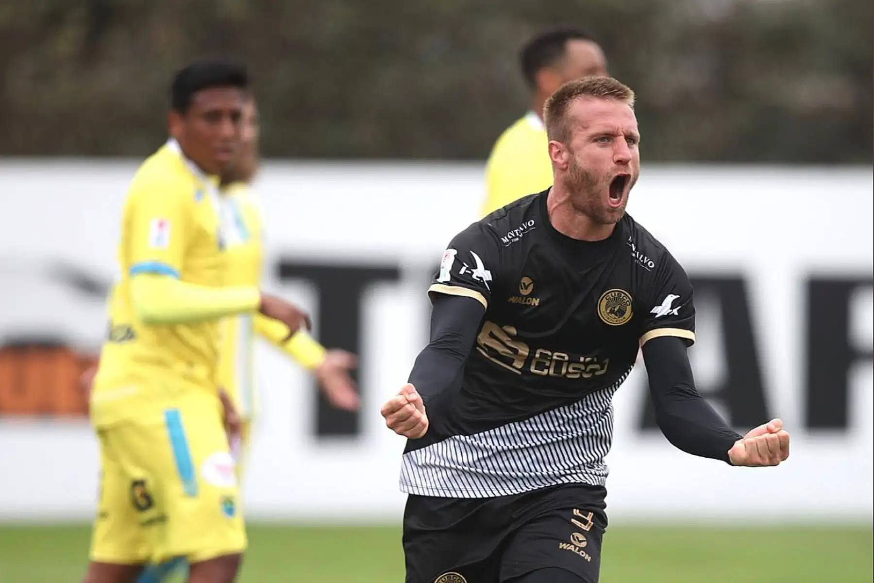 El futbolista Danilo Carando del Cuzco FC celebra su  gol durante el partido por la fecha 7 de la liga 1 del Torneo Apertura 2020 , en La Videna FPF. Foto: @LigaFutProfdel.