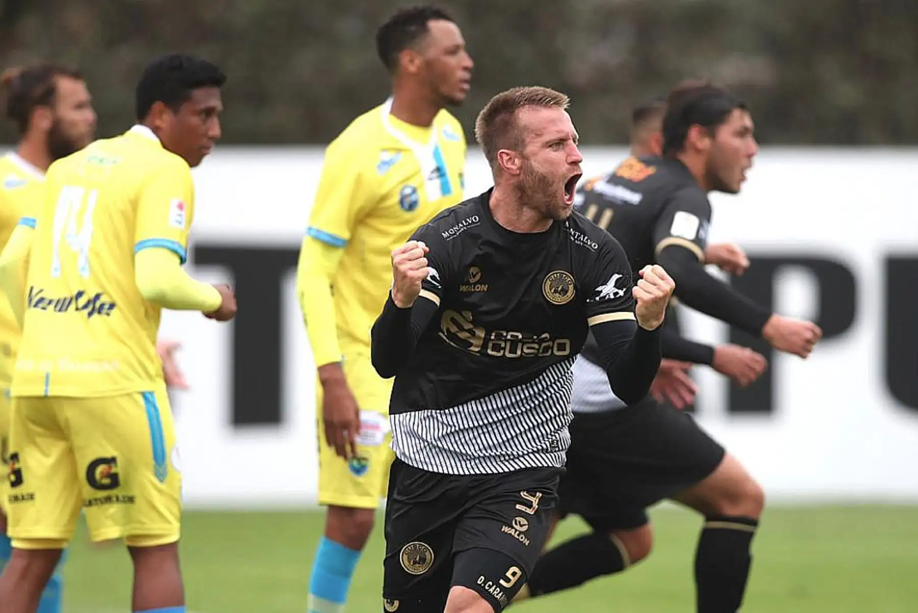 El futbolista Danilo Carando del Cuzco FC celebra su  gol durante el partido por la fecha 7 de la liga 1 del Torneo Apertura 2020 , en La Videna FPF. Foto: @LigaFutProfdel.