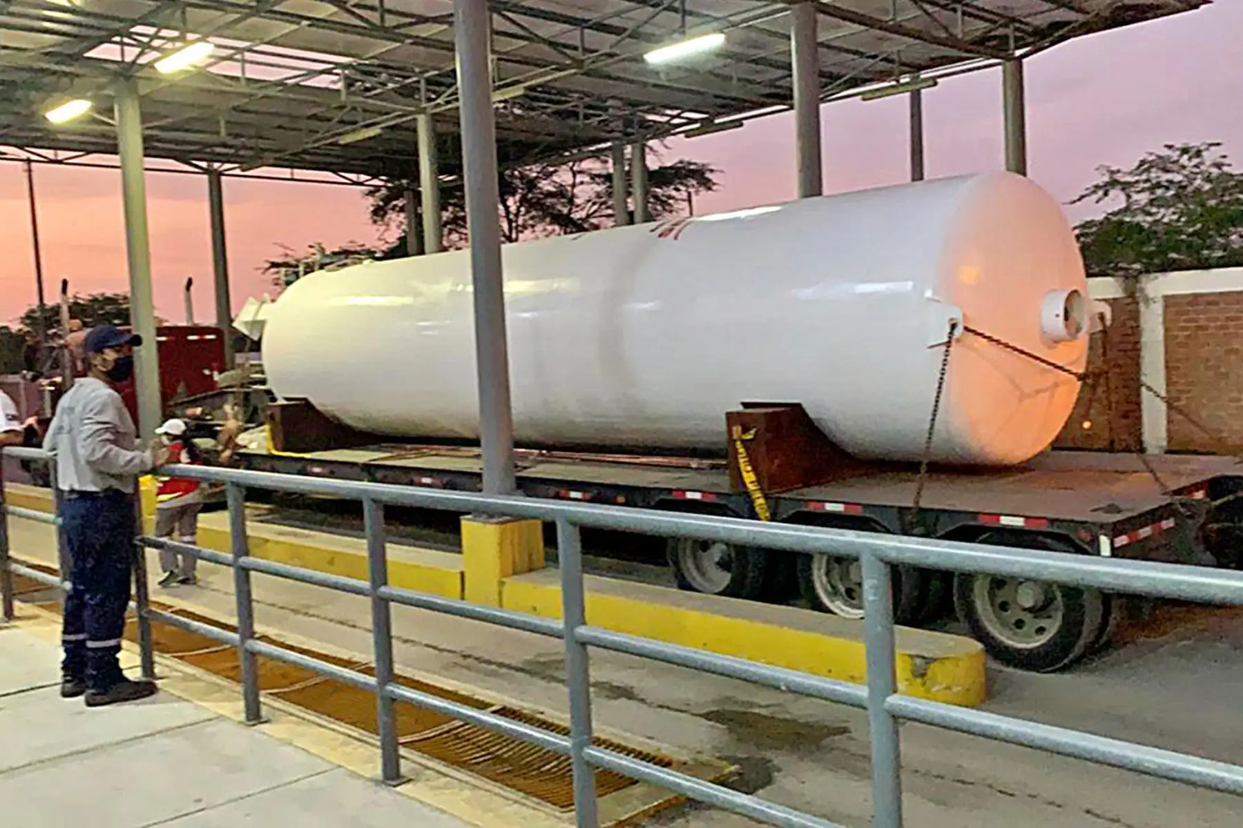 Traslado e instalación de tanques de oxígeno para los Centros de Atención y Aislamiento Temporal (CAAT) de Amazonas. Foto: ANDINA/Legado Lima 2019
