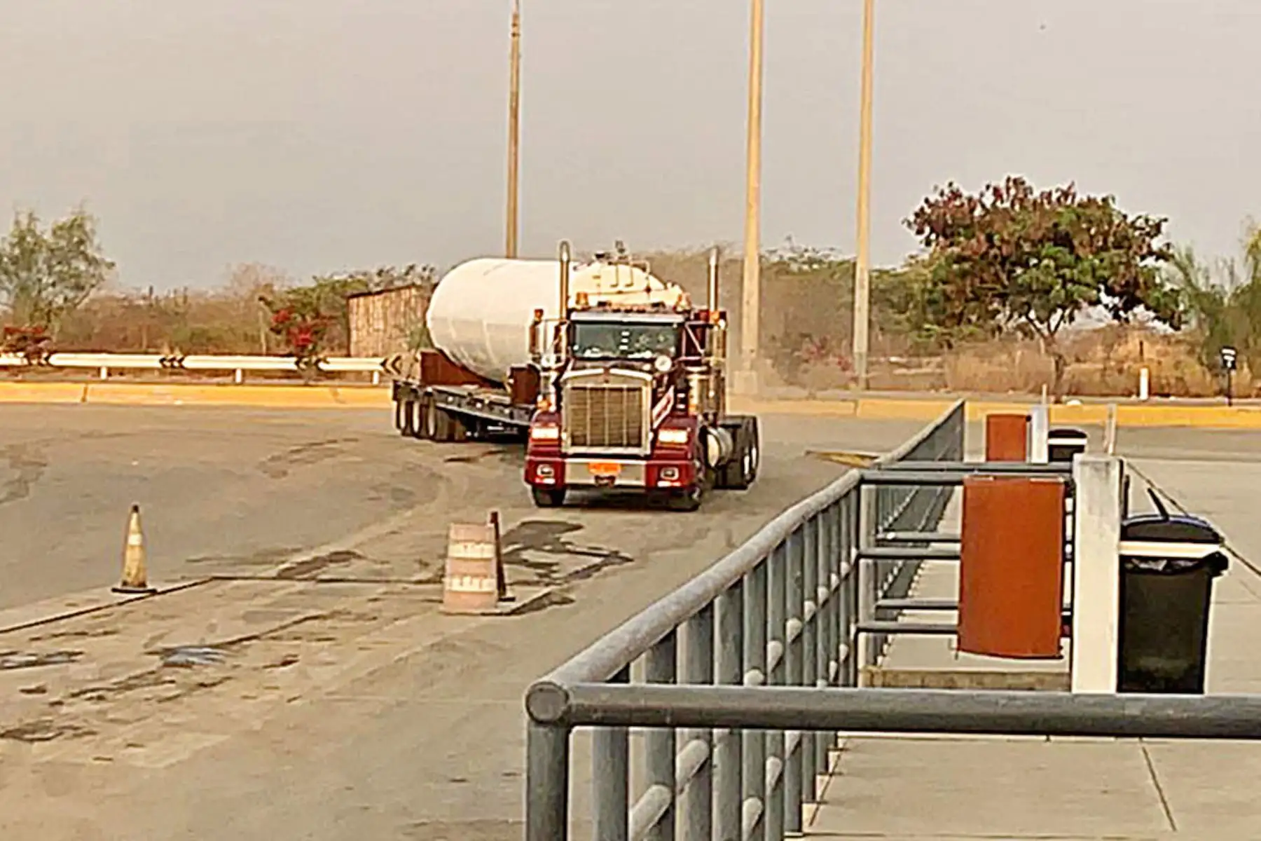 El Proyecto Especial Legado Juegos Panamericanos y Parapanamericanos, realizará desde este jueves la instalación de dos estaciones de oxígeno criogénico en los Centros de Atención y Aislamiento Temporal (CAAT) en la Región Amazonas, para garantizar la dotación de este vital elemento en la recuperación de los pacientes afectados por el Covid-19. Una se ubicará frente del estadio San Luis de Bagua Grande, en la provincia de Utcubamba mientras que la otra se instalará en la explanada del estadio Manuel Antonio Mesones Muro, en Bagua. Foto: ANDINA/Lima 2019