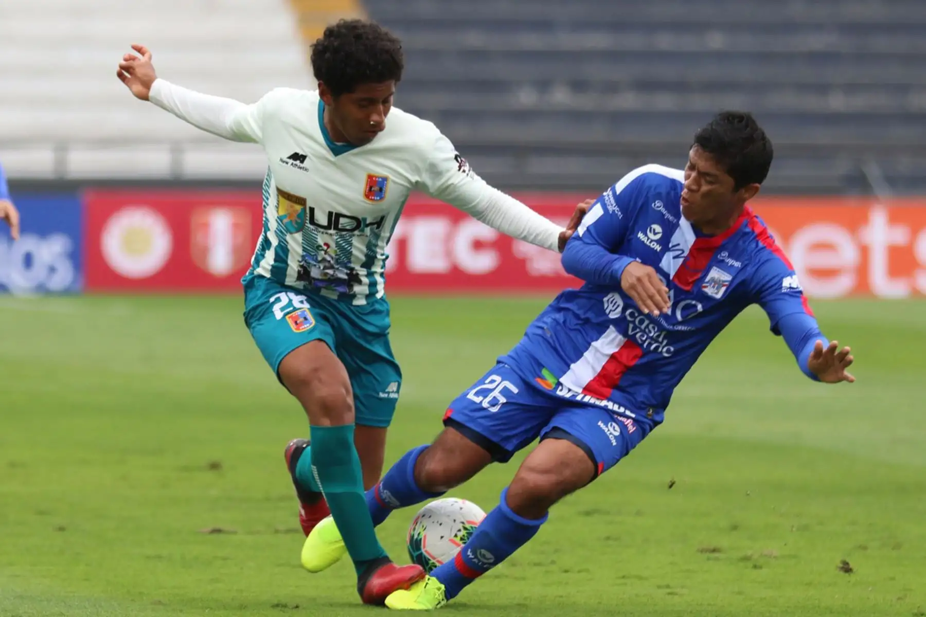 El futbolista de  J. Carranza de  Alianza UDH  disputa la pelota con el jugador  del Club Manucci C. Flores  por la liga 1 del Torneo Apertura 2020 en el Estadio Alejandro Villanueva  de Lima Perú. 
Foto:ANDINA/@LigaFutProf