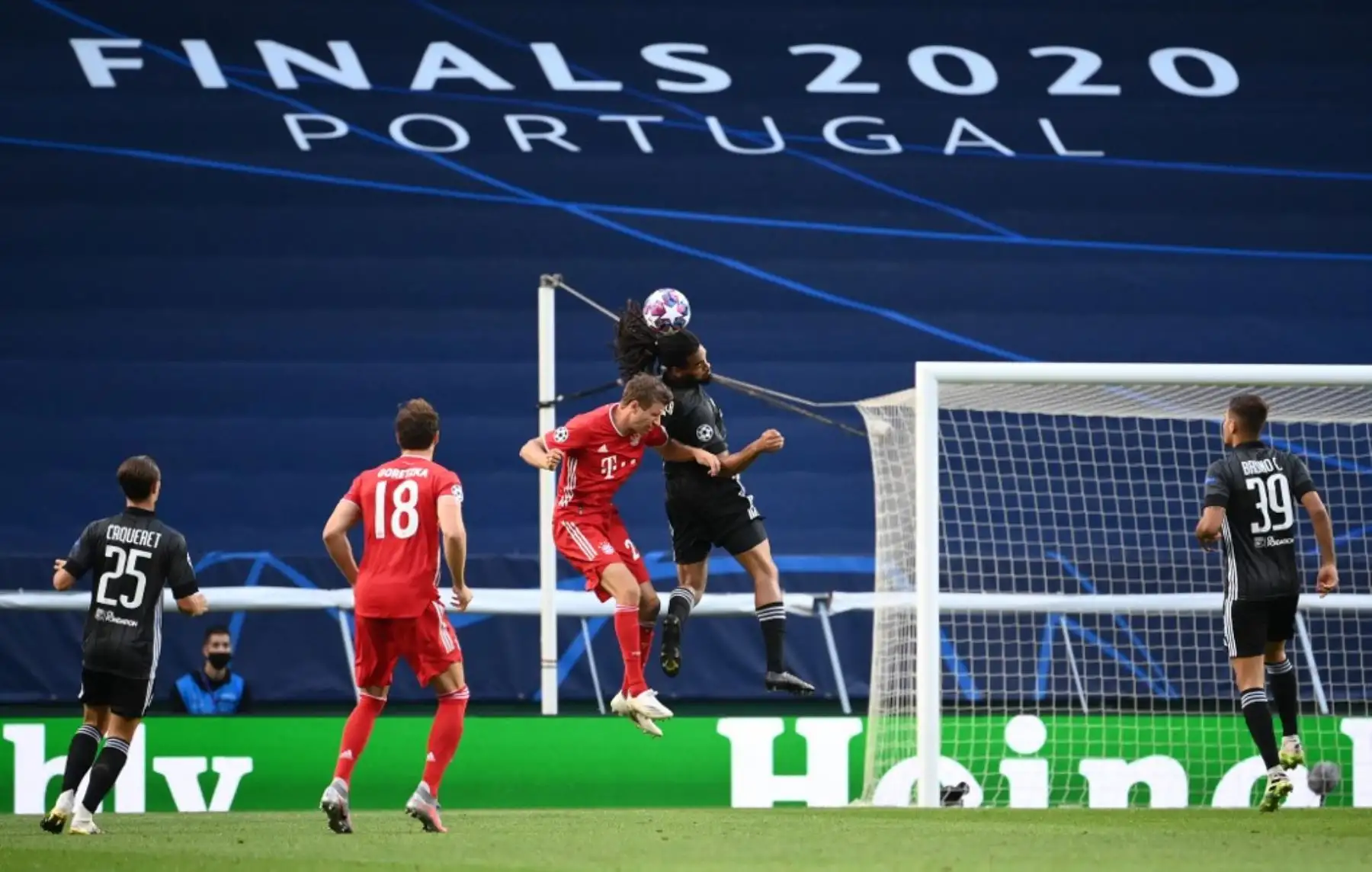 El delantero alemán del Bayern Munich Thomas Mueller cabecea el balón con el defensor belga del Lyon Jason Denayer, durante el partido de fútbol semifinal de la Liga de Campeones de la UEFA entre el Lyon y el Bayern Munich en el estadio Jose Alvalade en Lisboa.Foto:AFP