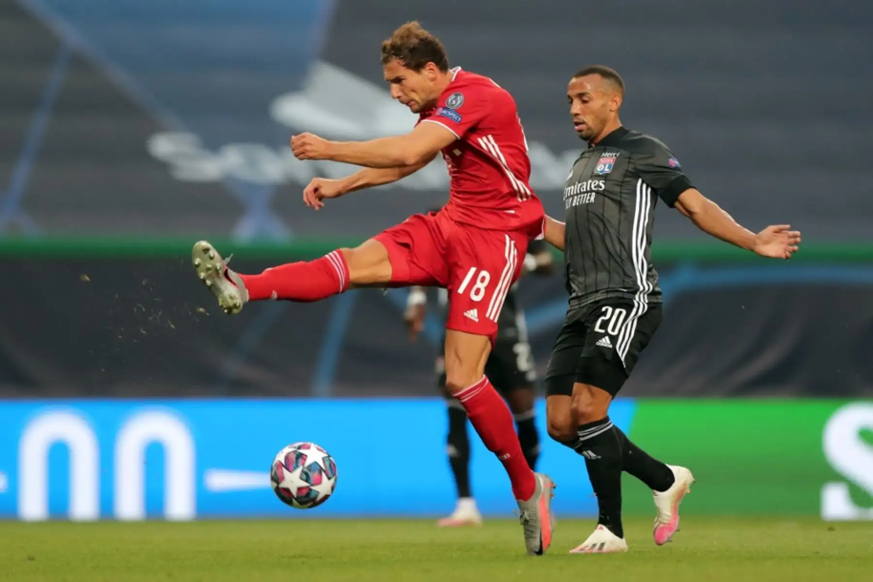 El mediocampista alemán del Bayern Munich Leon Goretzka desafía al defensor brasileño de Lyon Marcal durante el partido de fútbol de semifinales de la Liga de Campeones de la UEFA entre Lyon y Bayern Munich en el estadio Jose Alvalade en Lisboa.Foto:AFP