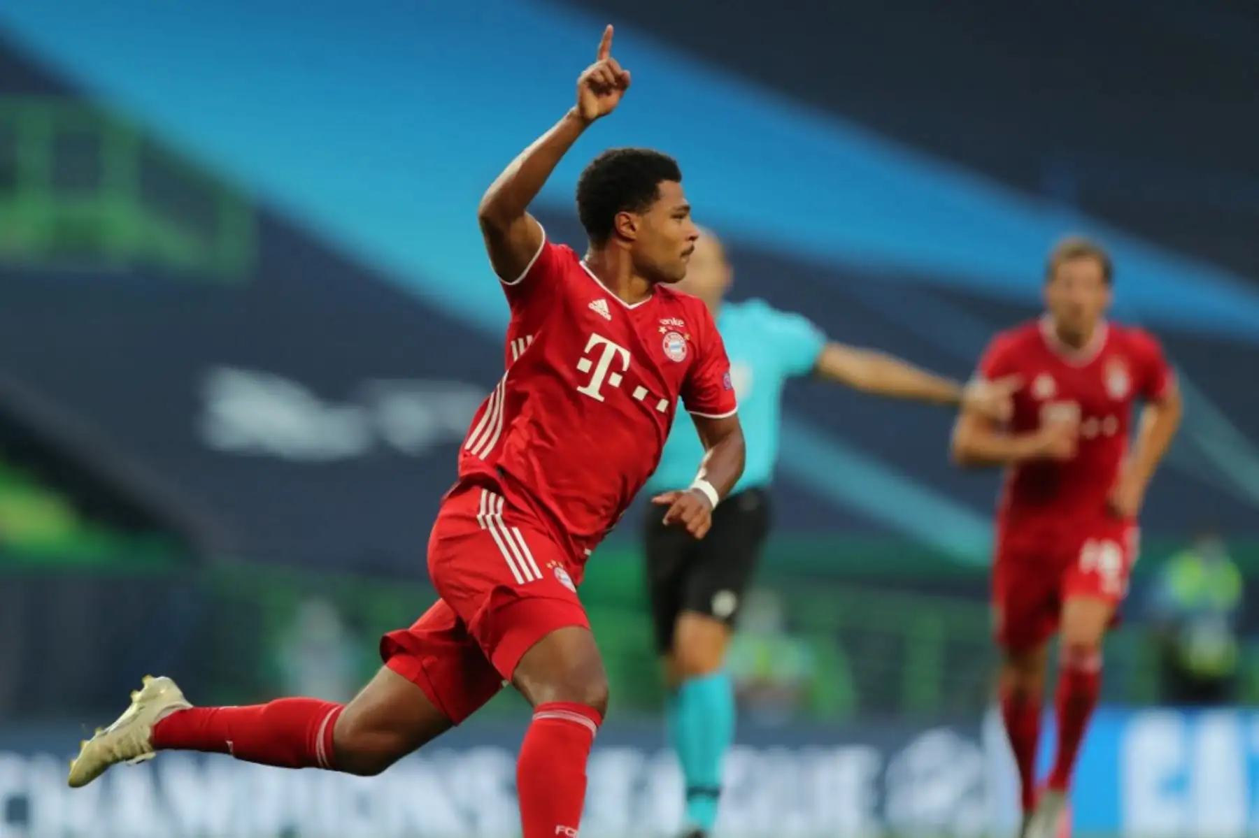 El centrocampista alemán del Bayern Munich Serge Gnabry celebra después de marcar un gol durante el partido de fútbol semifinal de la Liga de Campeones de la UEFA entre Lyon y Bayern Munich en el estadio Jose Alvalade en Lisboa.Foto:AFP