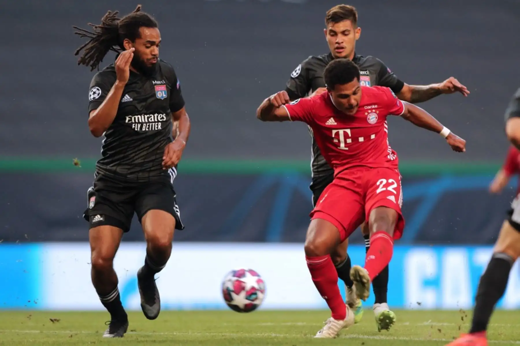 El defensor belga de Lyon Jason Denayer, desafía al mediocampista alemán del Bayern Munich Serge Gnabry durante el partido de fútbol semifinal de la Liga de Campeones de la UEFA entre Lyon y Bayern Munich en el estadio José Alvalade en Lisboa.Foto:AFP