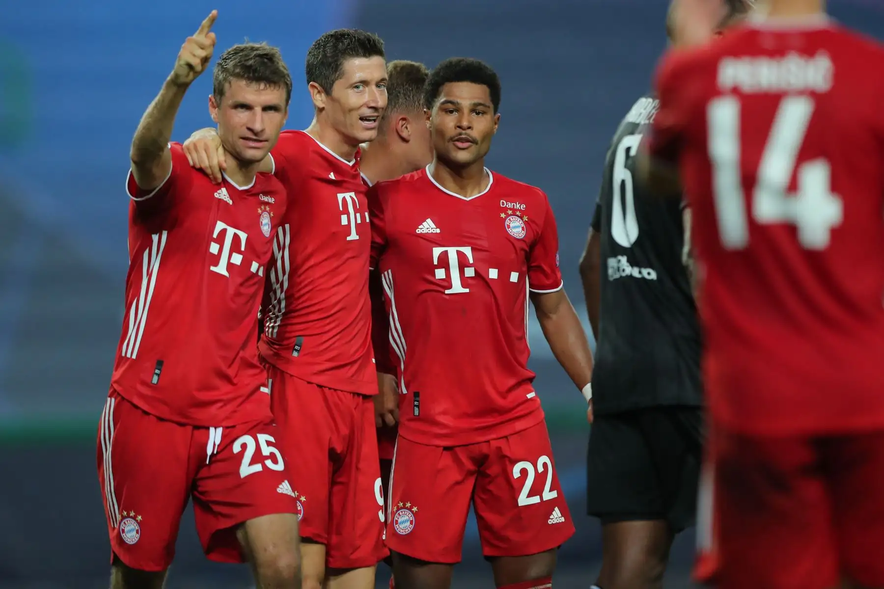 El centrocampista alemán del Bayern Múnich Serge Gnabry  celebra con el delantero alemán del Bayern Múnich Thomas Mueller  y el delantero polaco del Bayern Múnich Robert Lewandowski después de marcar un gol durante la semifinal de la Liga de Campeones de la UEFA entre el Lyon y el Bayern de Múnich.
Foto: AFP