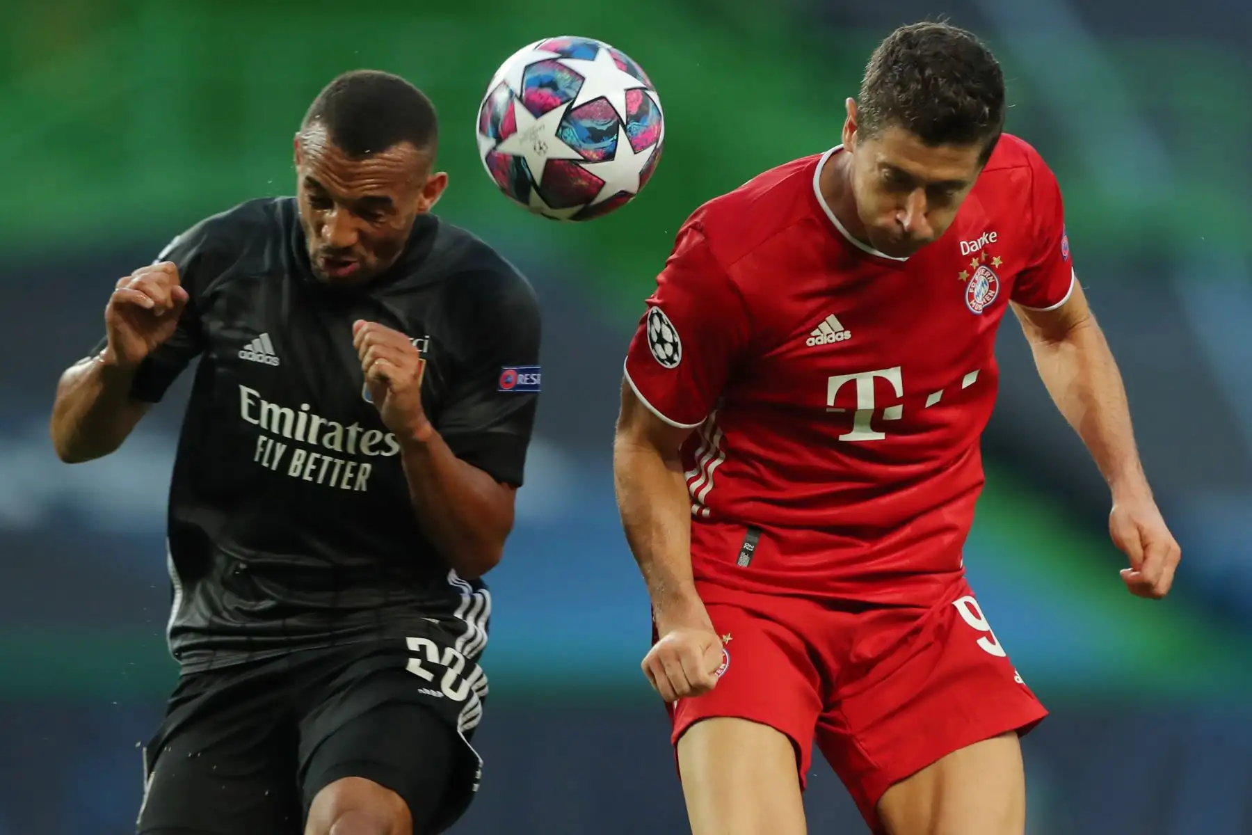 El defensor brasileño de Lyon, Marcal  desafía al delantero polaco del Bayern de Múnich, Robert Lewandowski, durante el partido de fútbol semifinal de la Liga de Campeones de la UEFA entre el Lyon y el Bayern de Múnich.
Foto: AFP