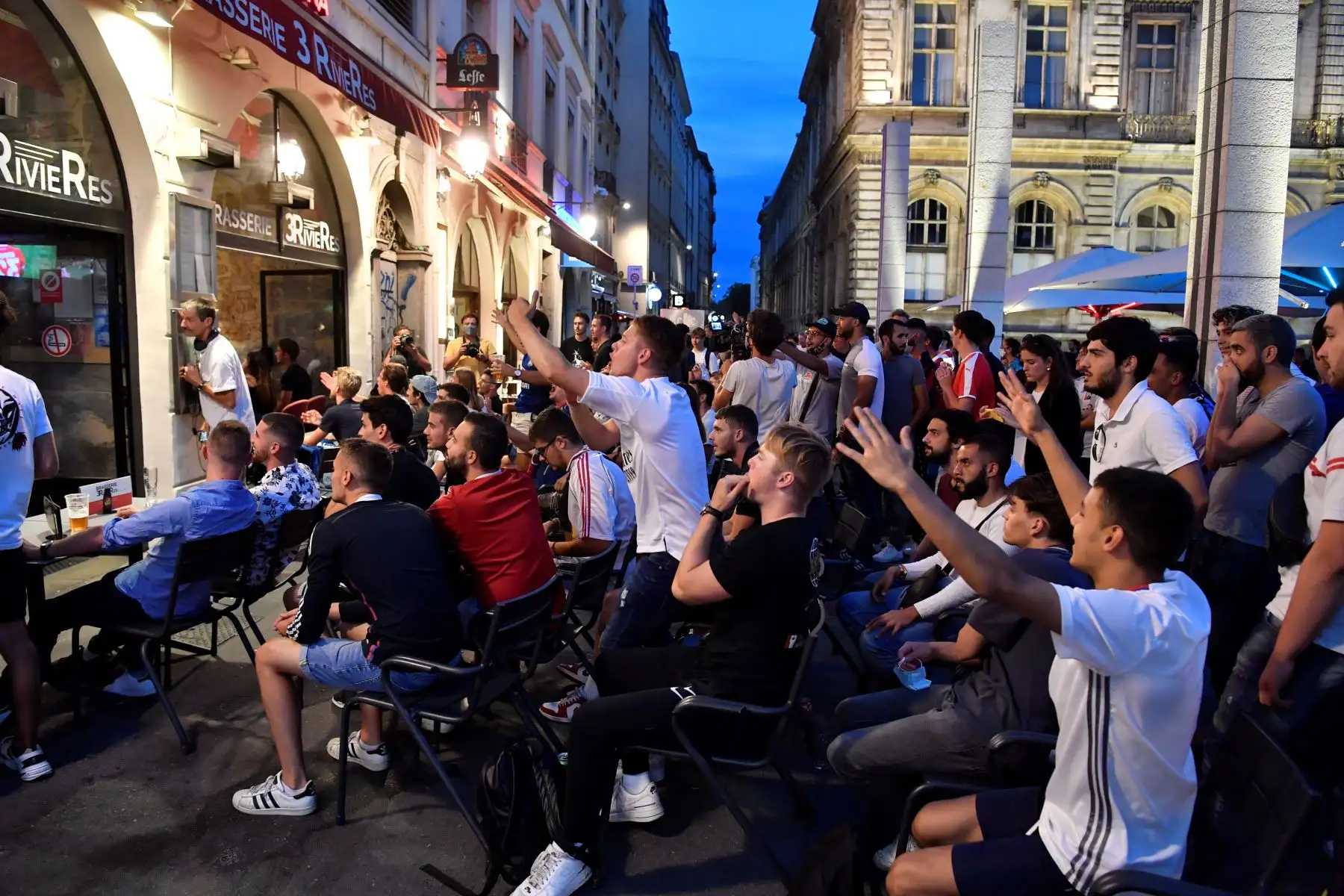 Los aficionados del Lyon reaccionan en la terraza de un bar en Lyon, mientras ven el partido de fútbol de la semifinal de la UEFA Champions League entre el Lyon y el Bayern de Múnich, jugado en Lisboa.
Foto: AFP
