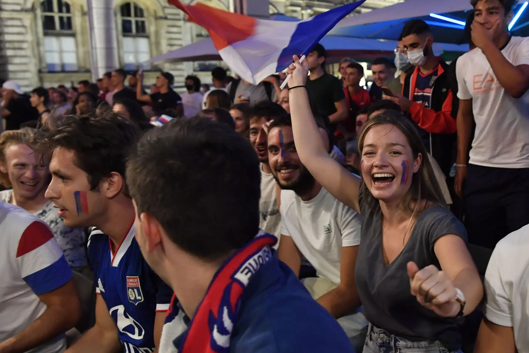 Los aficionados del Lyon reaccionan en la terraza de un bar en Lyon, mientras ven el partido de fútbol de la semifinal de la UEFA Champions League entre el Lyon y el Bayern de Múnich, jugado en Lisboa.
Foto: AFP