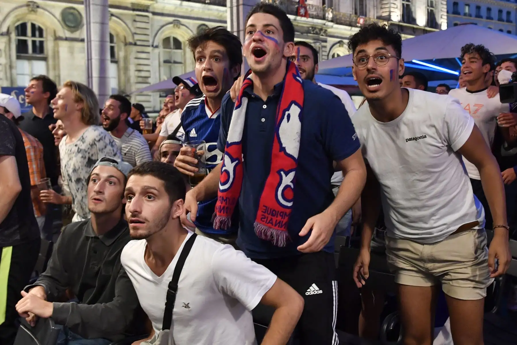 Los aficionados del Lyon reaccionan en la terraza de un bar en Lyon, mientras ven el partido de fútbol de la semifinal de la UEFA Champions League entre el Lyon y el Bayern de Múnich, jugado en Lisboa.
Foto: AFP