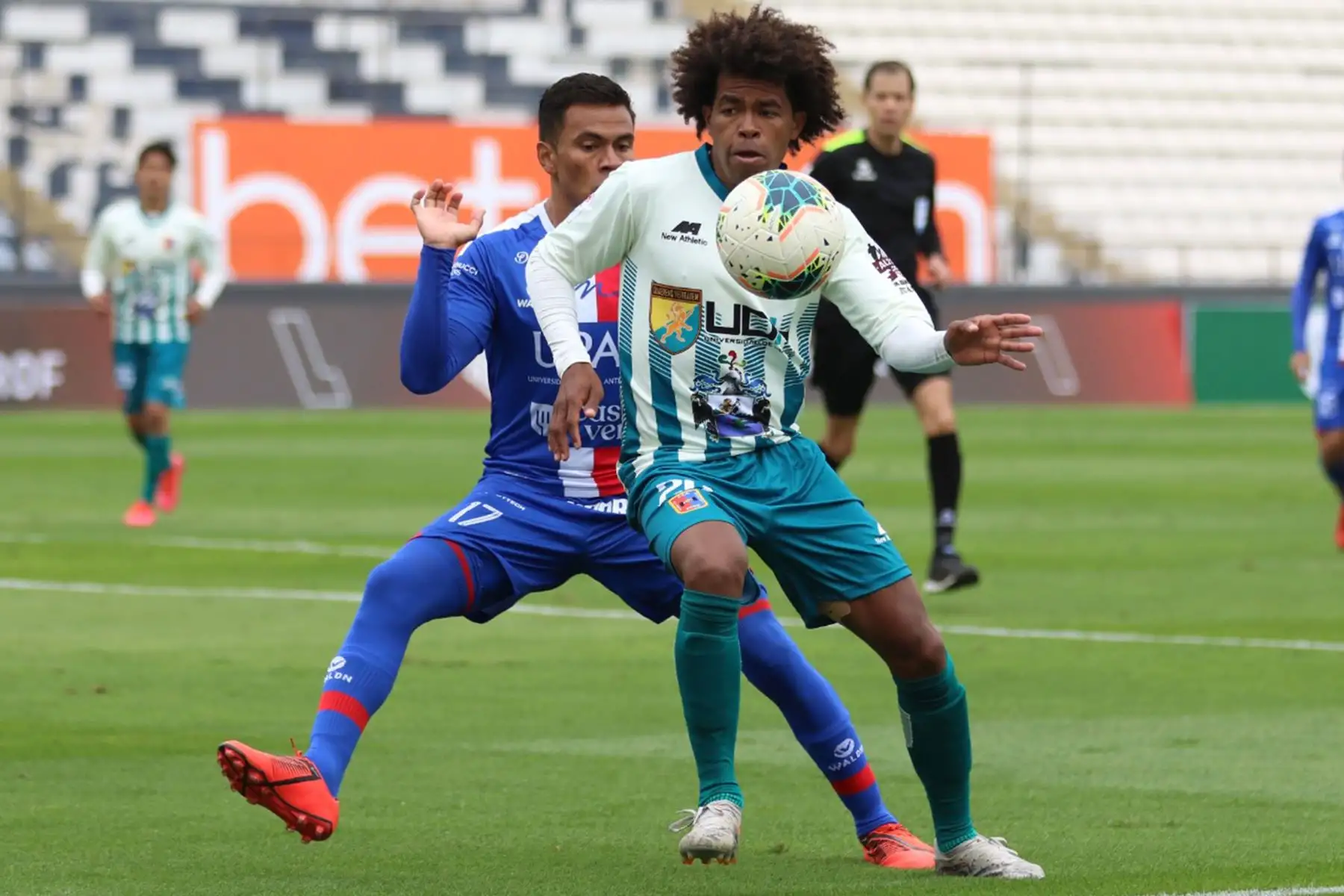 El futbolista de  J.Landauri de  Alianza UDH  disputa la pelota con el jugador  del Club Manucci  por la liga 1 del Torneo Apertura 2020 en el Estadio Alejandro Villanueva  de Lima Perú. 
Foto:ANDINA/@LigaFutProf