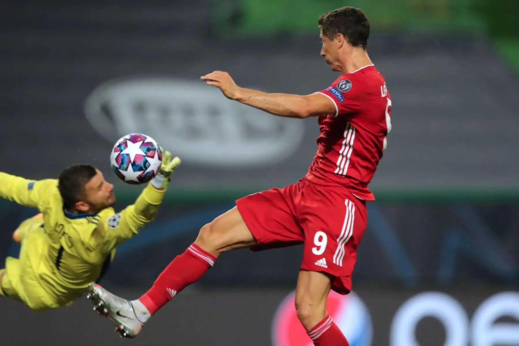 El portero portugués de Lyon Anthony Lopes detiene un disparo a puerta del delantero polaco del Bayern Múnich Robert Lewandowski durante el partido de fútbol semifinal de la Liga de Campeones de la UEFA entre el Lyon y el Bayern Múnich en el estadio José Alvalade de Lisboa.Foto:AFP