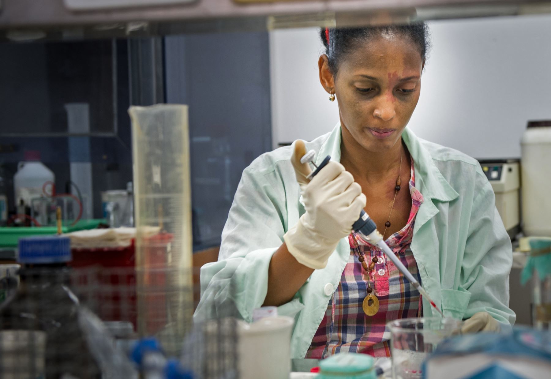 Una técnica de laboratorio trabaja en el Centro de Ingeniería Genética y Biotecnología de Camagüey, Cuba. Científicos cubanos avanzan en una vacuna contra el covid-19. Foto: AFP