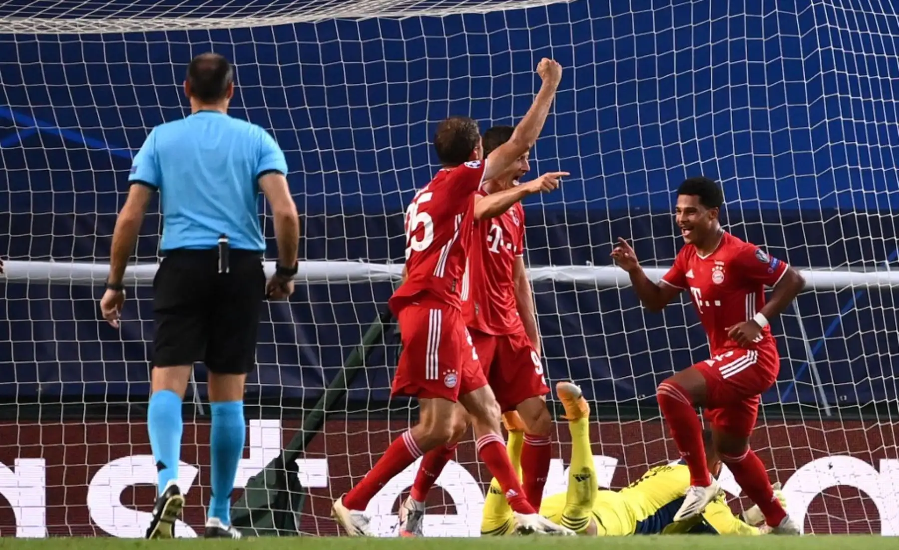 El mediocampista alemán del Bayern Munich Serge Gnabry celebra, con sus compañeros de equipo después de anotar un segundo gol durante el partido de fútbol de semifinales de la Liga de Campeones de la UEFA entre Lyon y Bayern Munich en el estadio José Alvalade en Lisboa.Foto:AFP