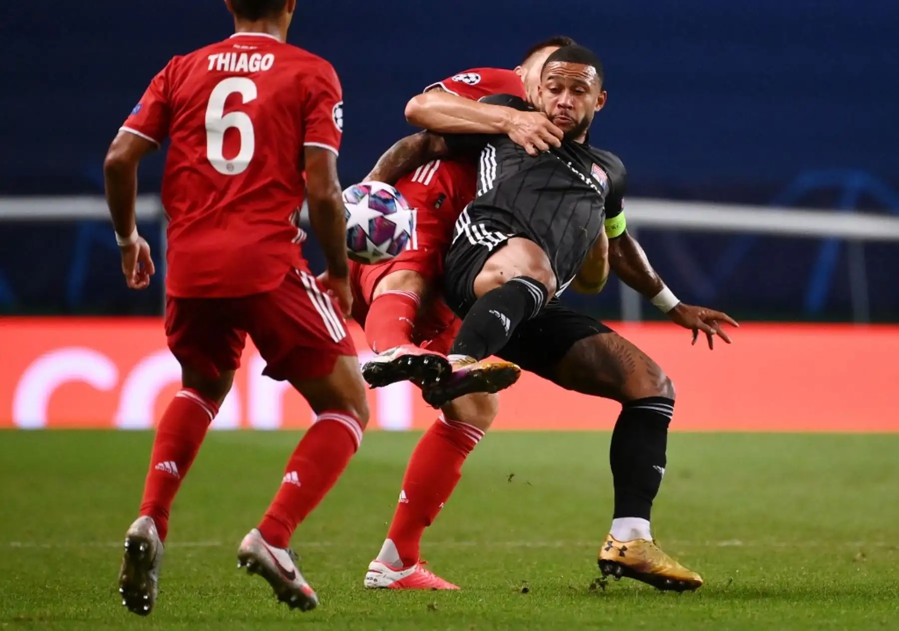 El delantero holandés del Lyon, Memphis Depay, desafía al mediocampista alemán del Bayern Munich Leon Goretzka durante el partido de fútbol semifinal de la Liga de Campeones de la UEFA entre el Lyon y el Bayern de Múnich en el estadio José Alvalade de Lisboa.Foto:AFP