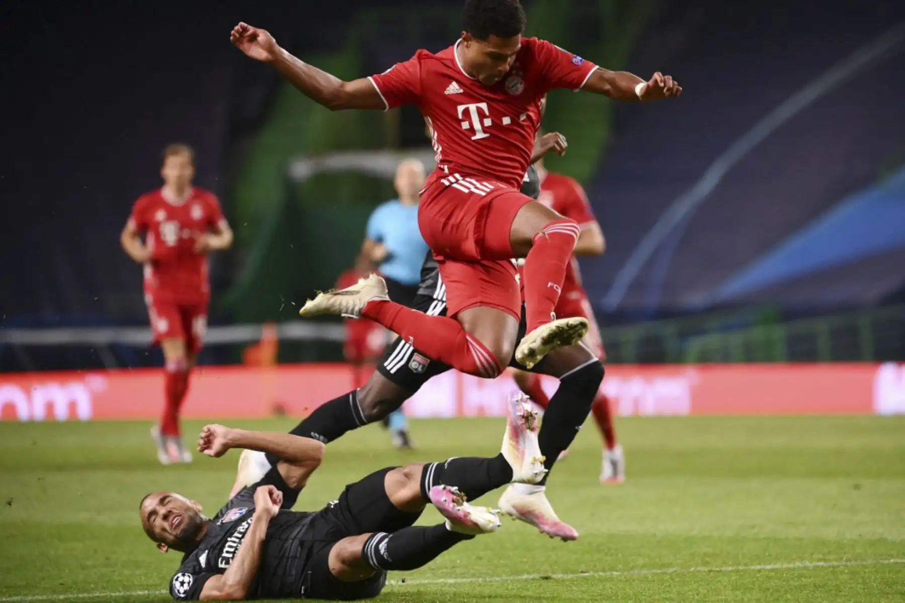 El mediocampista alemán del Bayern Múnich Serge Gnabry salta sobre el defensor brasileño del Lyon Marcal, durante el partido de fútbol semifinal de la Liga de Campeones de la UEFA entre el Lyon y el Bayern Múnich en el estadio José Alvalade de Lisboa.Foto:AFP