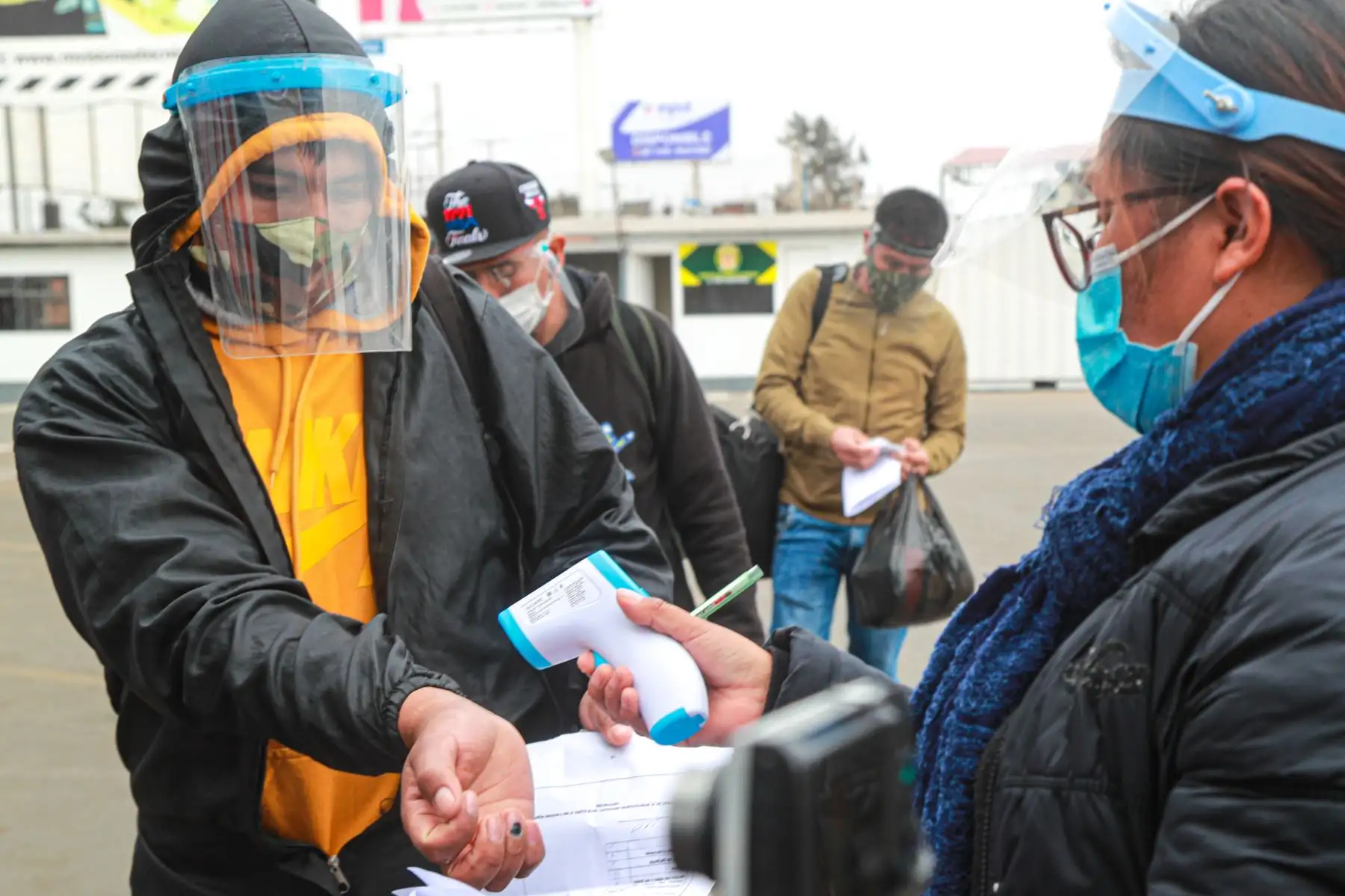Portar mascarilla y protectores faciales es una de las medidas de bioseguridad de cumplimiento obligatorio, contenidas en el protocolo sanitario para prevenir el contagio del covid-19, aprobado por el Ministerio de Transportes y Comunicaciones para poder viajar en el servicio de transporte interprovincial de pasajeros. ANDINA/Difusión