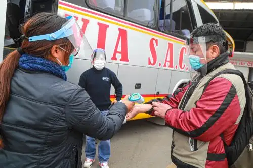 El transporte interprovincial terrestre y aéreo de pasajeros se reanudó desde esta semana en 22 provincias más donde se levantó la cuarentena, con lo cual ahora suman 138 las provincias del Perú donde se puede viajar dado que se logró controlar el impacto de la pandemia del covid-19. ANDINA/Difusión
