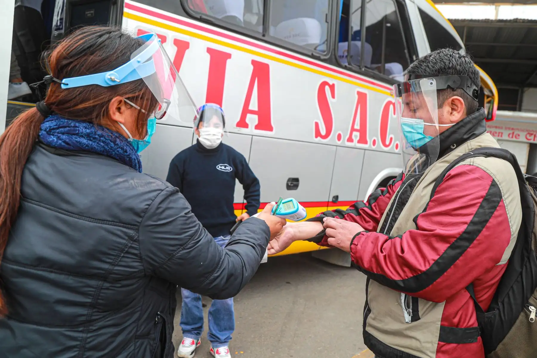 El transporte interprovincial terrestre y aéreo de pasajeros se reanudó desde esta semana en 22 provincias más donde se levantó la cuarentena, con lo cual ahora suman 138 las provincias del Perú donde se puede viajar dado que se logró controlar el impacto de la pandemia del covid-19. ANDINA/Difusión