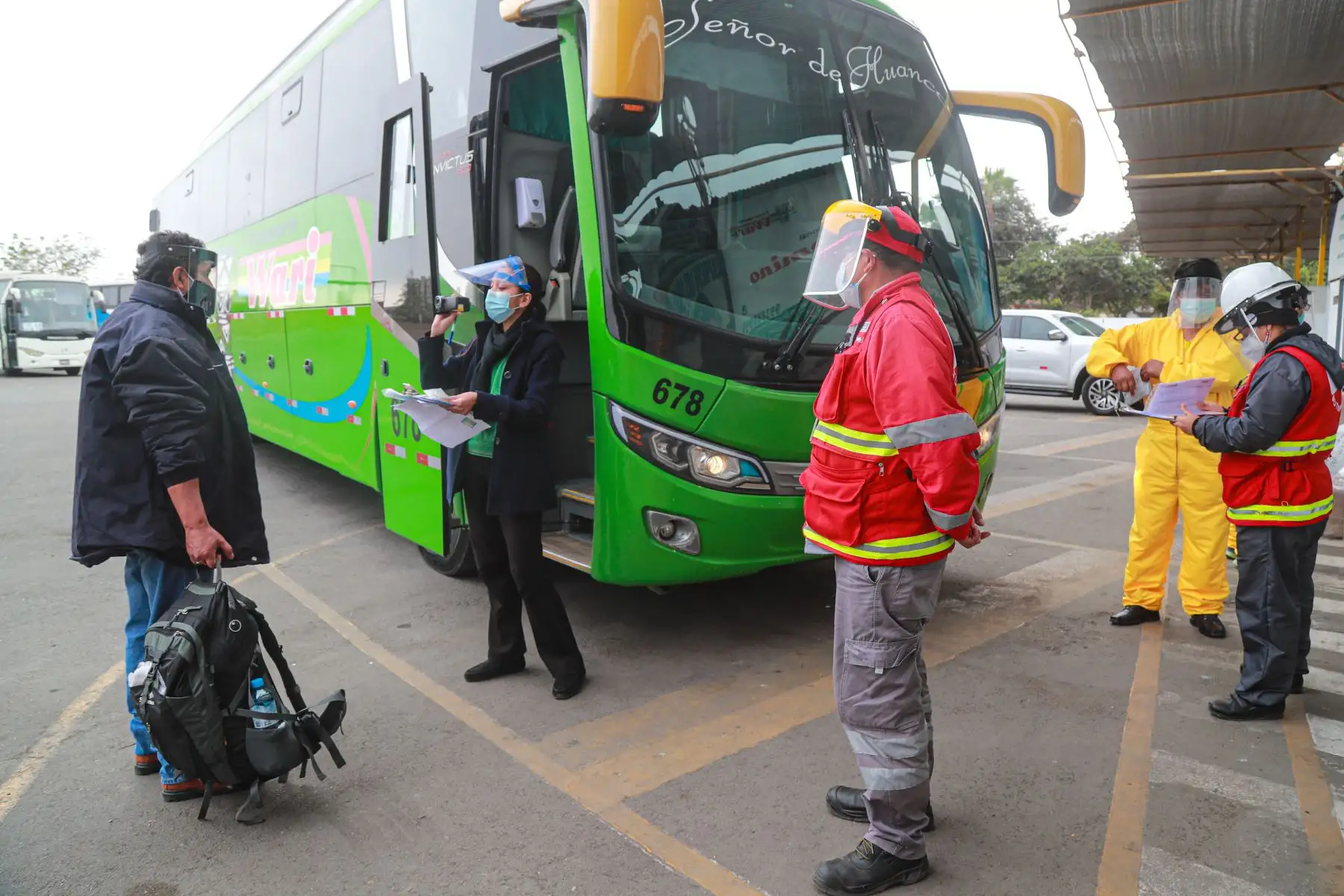 La medición de la temperatura corporal es una medida de bioseguridad de obligatorio cumplimiento en el protocolo sanitario de transporte terrestre de ámbito nacional y regional, que elaboró el Ministerio de Transportes y Comunicaciones, en coordinación con el Ministerio de Salud. ANDINA/Difusión