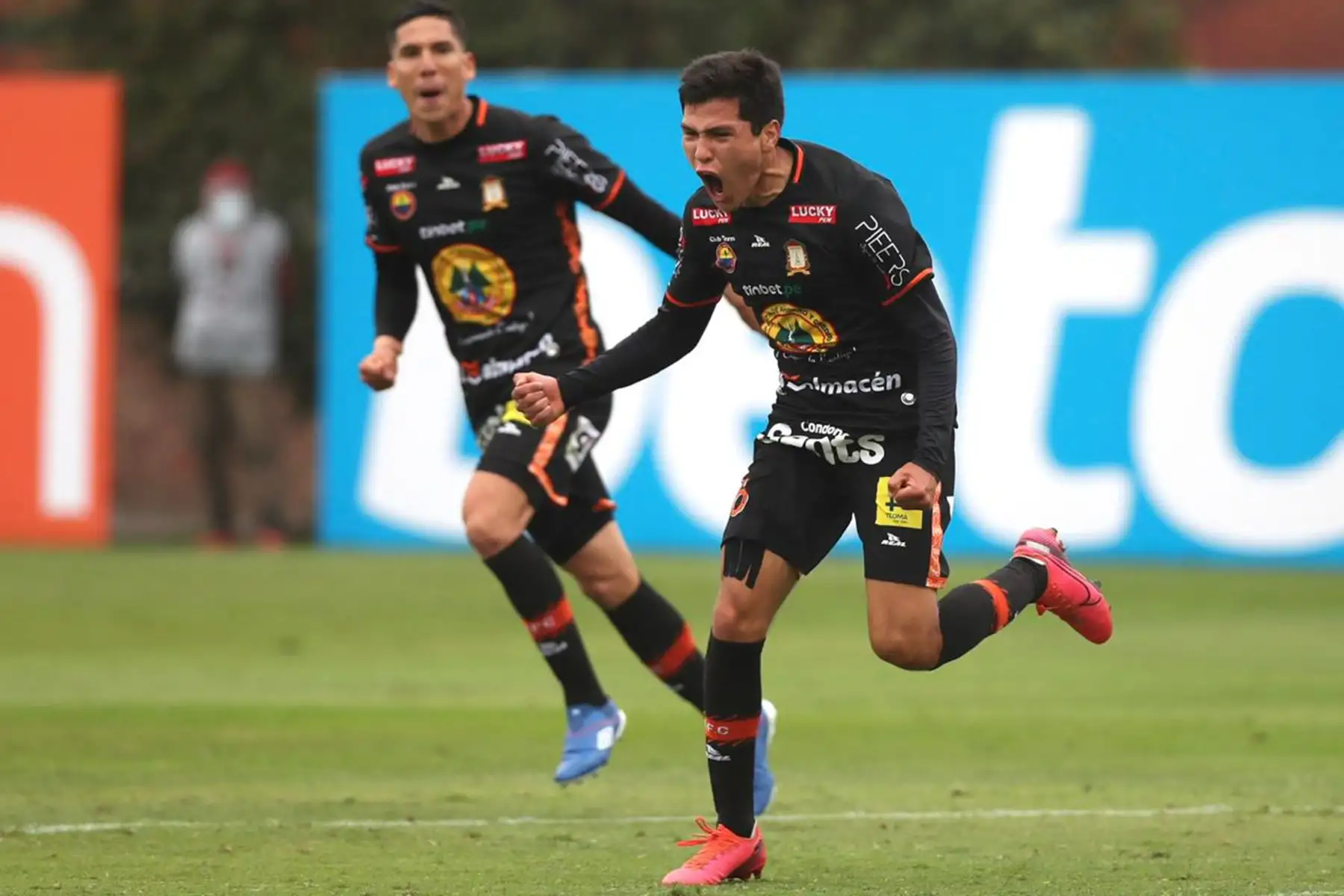El futbolista Diego Espinoza del  Fc Ayacucho celebra el gol anotado ante el  Club Llacuabamba    por la liga 1 del Torneo Apertura 2020 en el estadio Videna FPF de Lima Perú.
Foto:ANDINA/@LigaFutProf