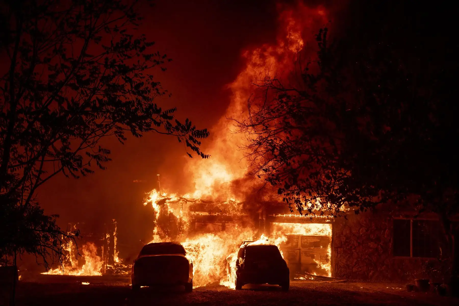 Una casa arde en Vacaville, California durante el incendio del LNU Lightning Complex . Hasta las últimas horas, el incendio de Hennessey se ha fusionado con al menos 7 incendios.
Foto: AFP