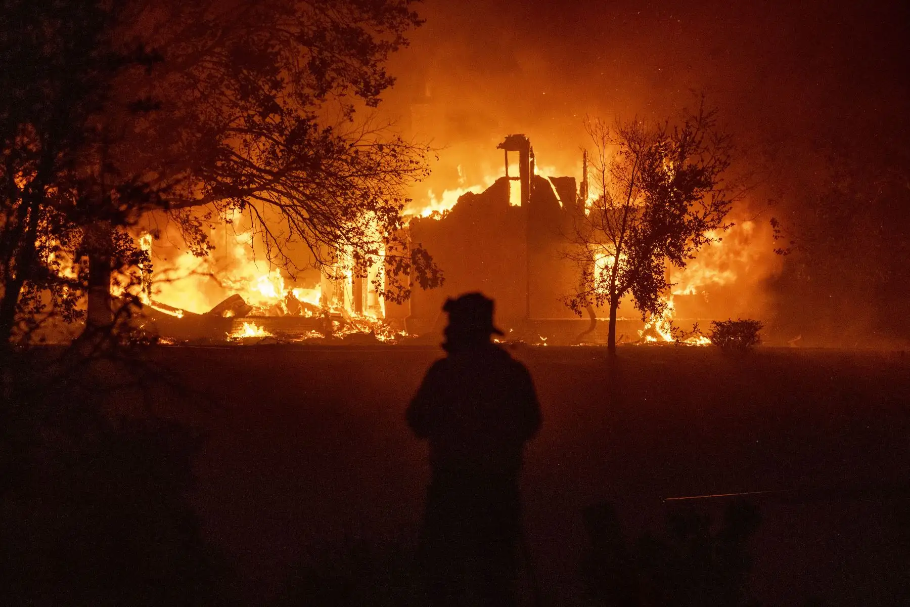 Una casa arde en Vacaville, California durante el incendio del LNU Lightning Complex . Hasta las últimas horas  el incendio de Hennessey se ha fusionado con al menos 7 incendios.
Foto: AFP
