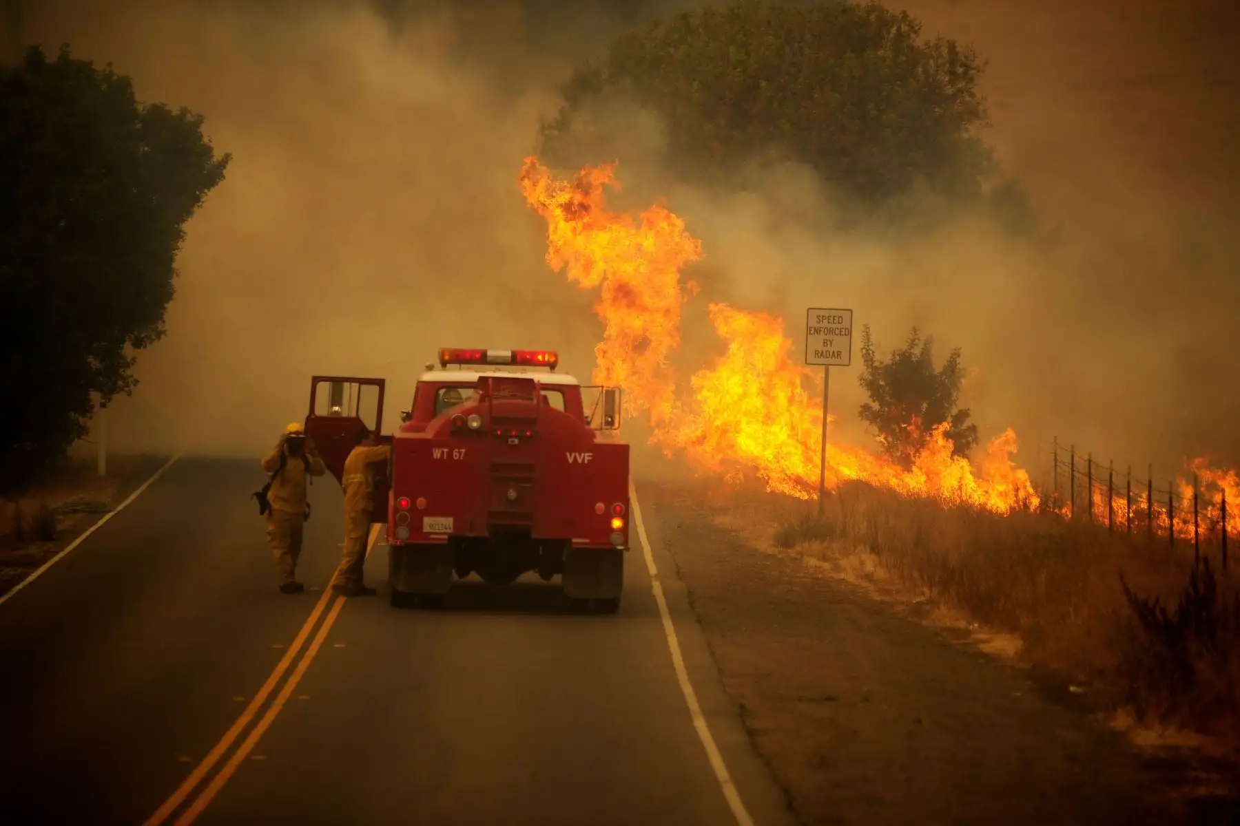 Un vehículo que bombea  de agua  contra Incendios de Vacaville se enrolla para sofocar un brote en el incendio de Hennessey cerca de Vacaville, California.
Foto: EFE