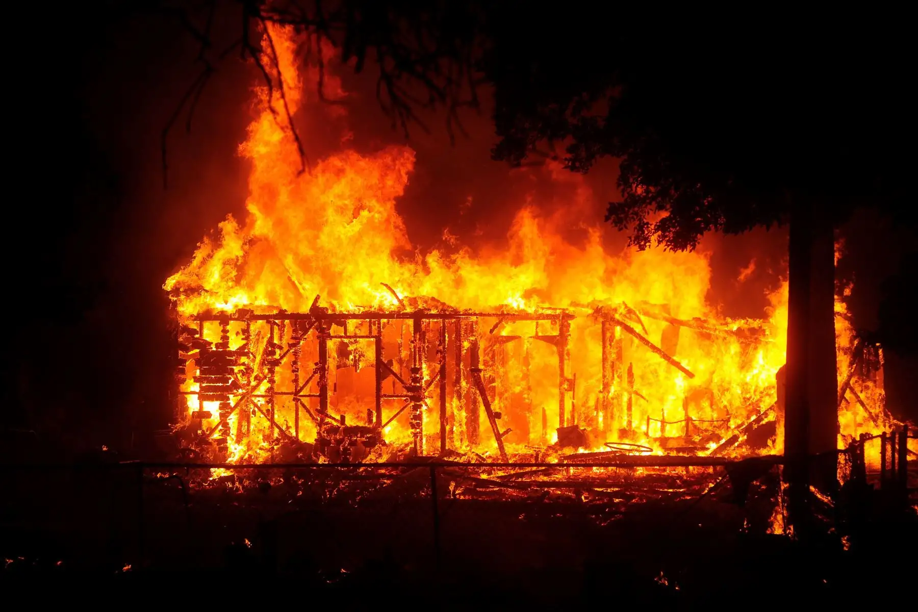 Una estructura se quema cuando los bomberos intentan extinguir el incendio de Hennessey cerca de Vacaville, California.
Foto: EFE