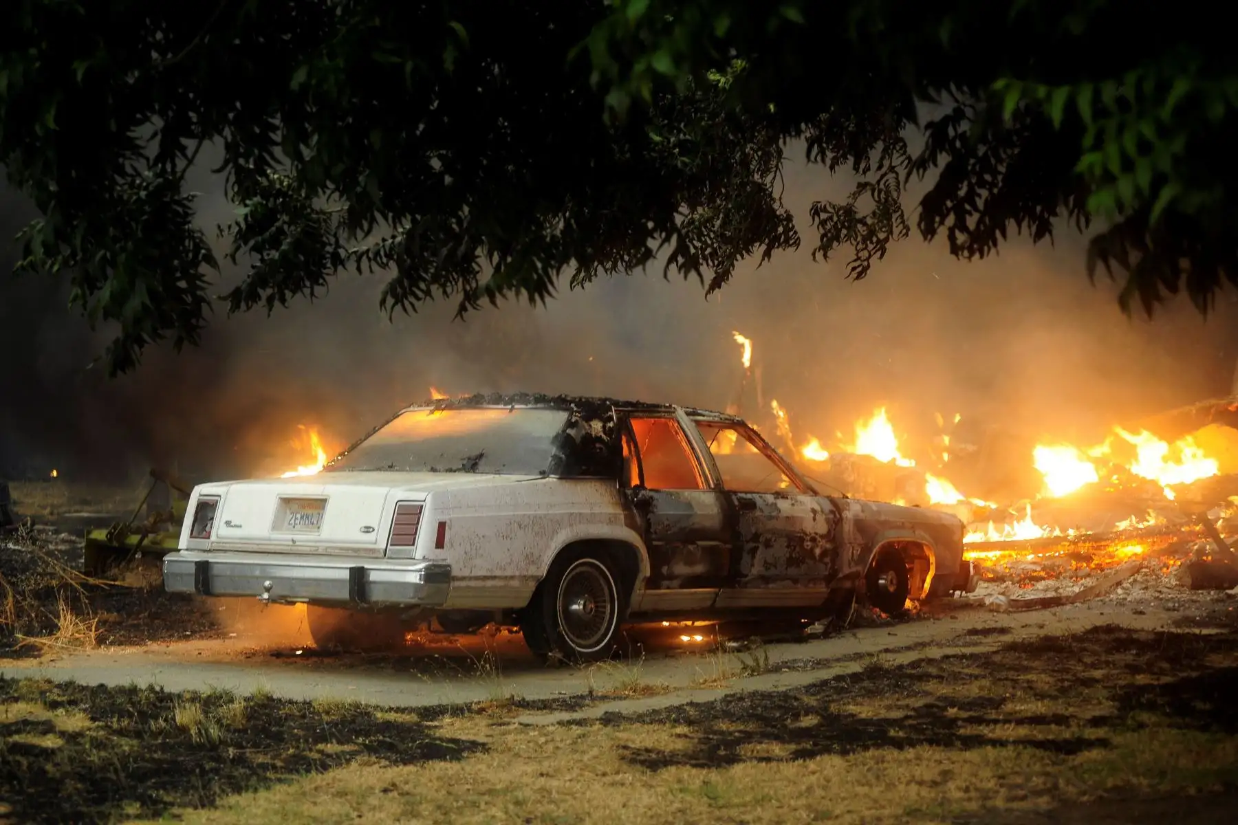 Un automóvil arde cuando los bomberos intentan extinguir el incendio de Hennessey cerca de Vacaville, California, EE. UU.
Foto: EFE